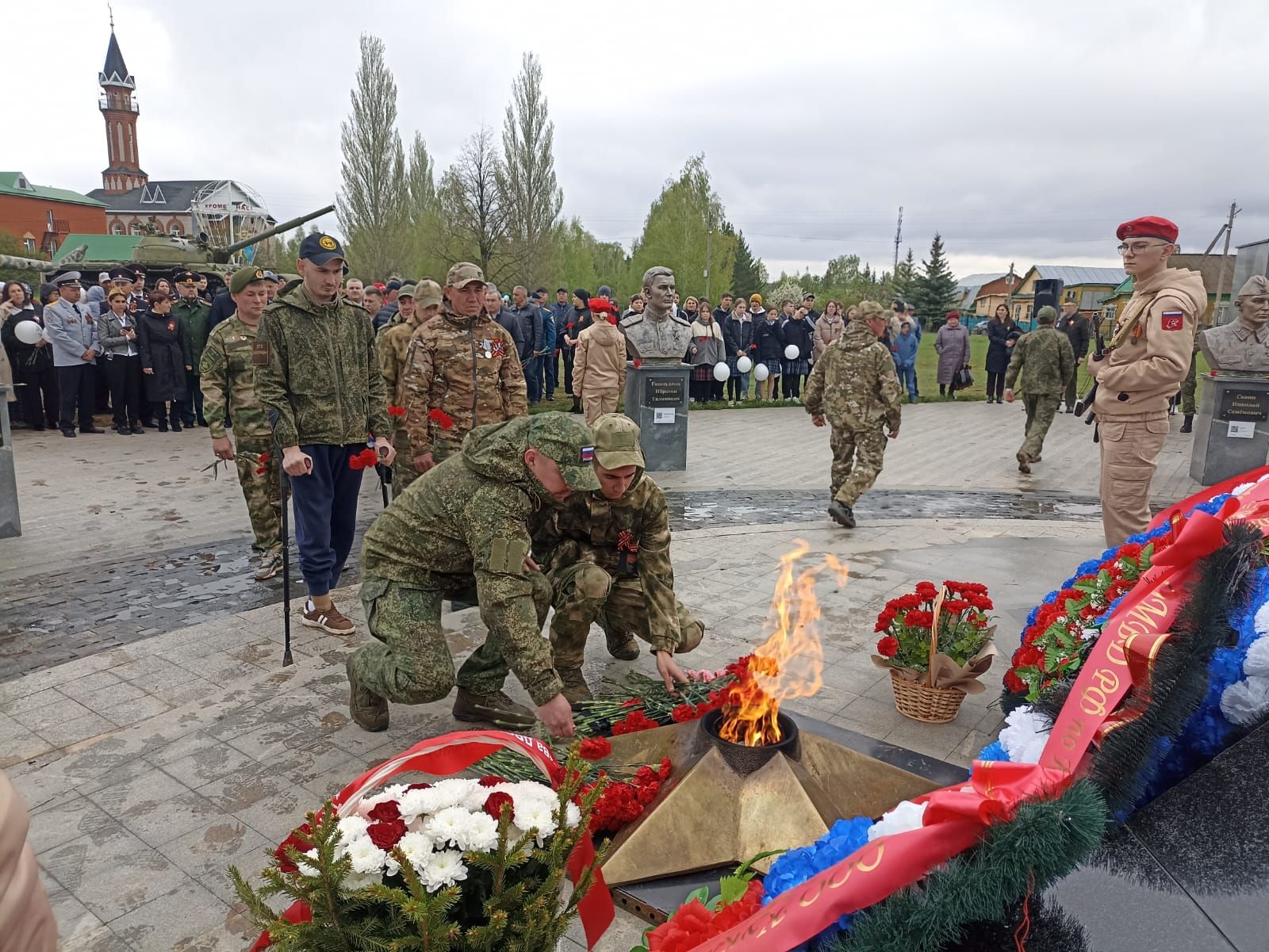 В Парке Победы Кукмора возложили цветы и венки к Вечному огню
