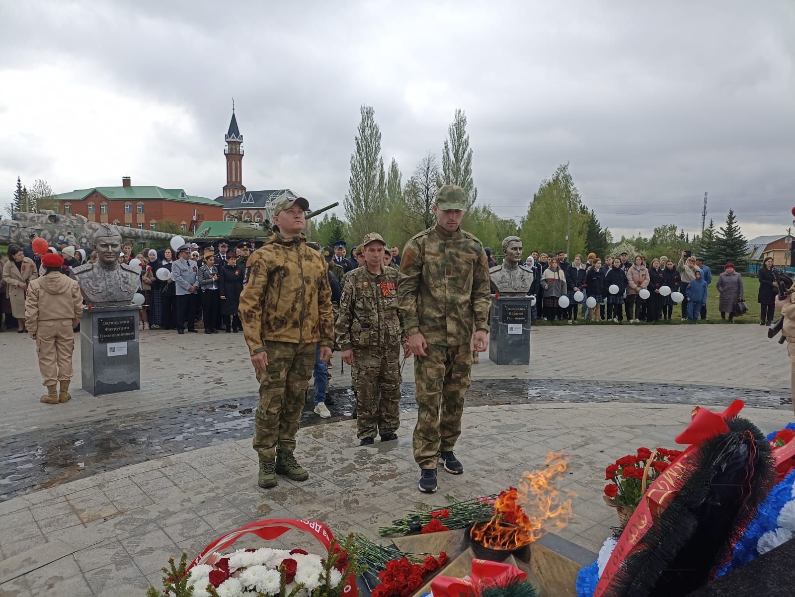 В Парке Победы Кукмора возложили цветы и венки к Вечному огню