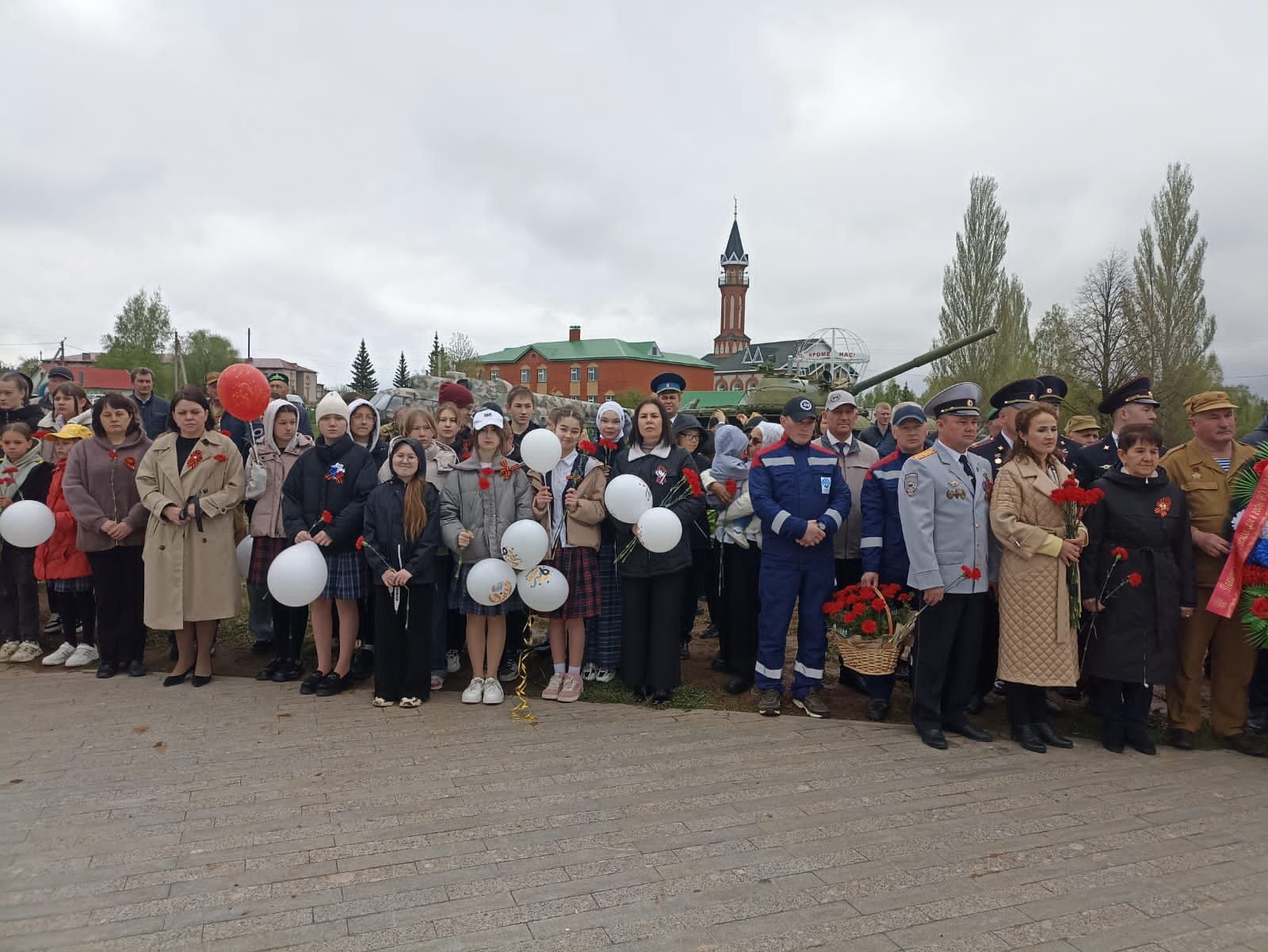 В Парке Победы Кукмора возложили цветы и венки к Вечному огню