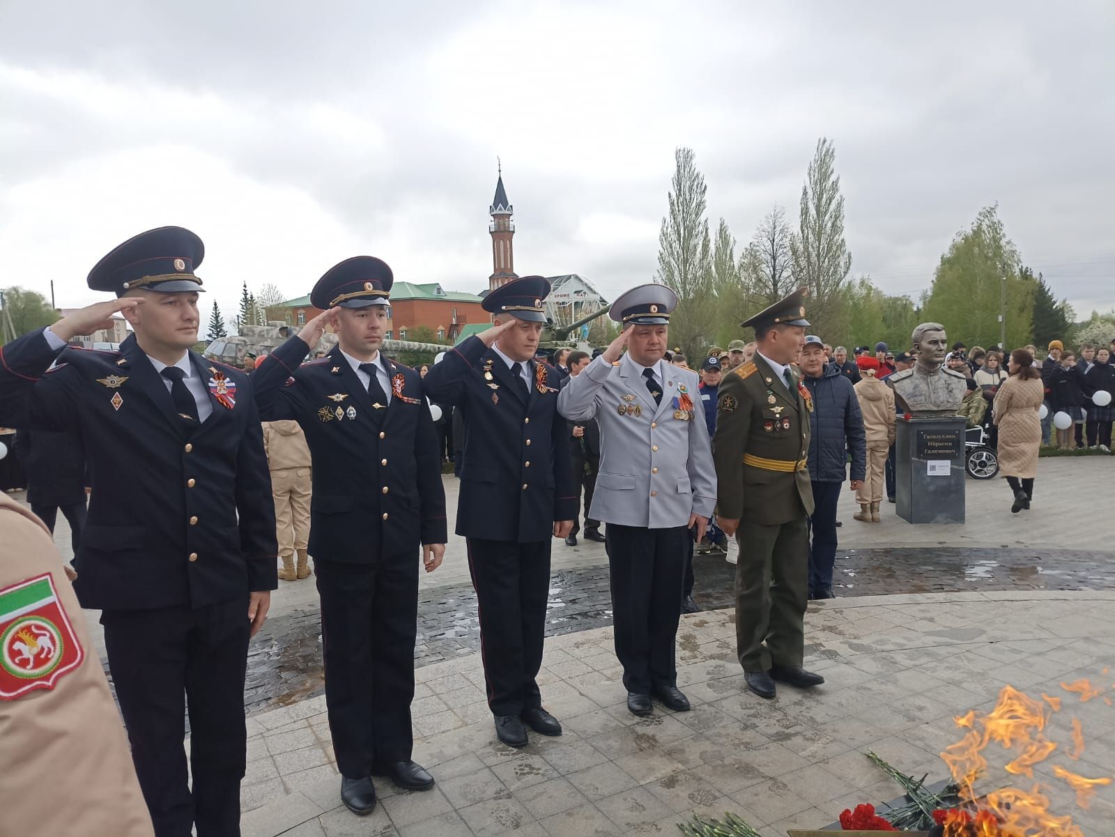 В Парке Победы Кукмора возложили цветы и венки к Вечному огню