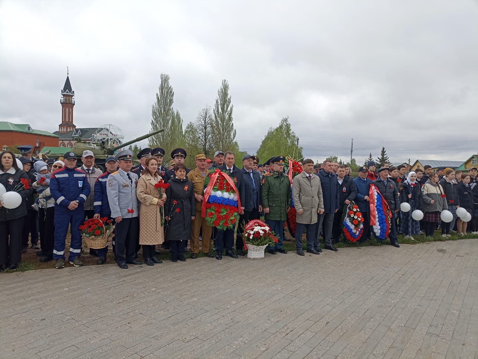 В Парке Победы Кукмора возложили цветы и венки к Вечному огню