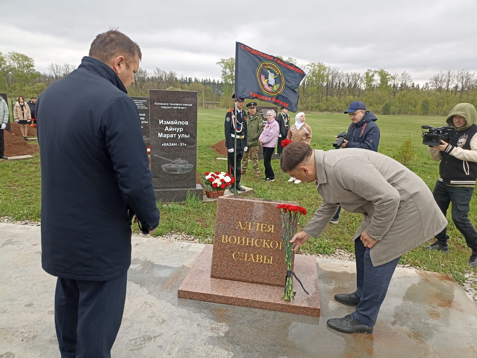 В Кукморе на Аллее Славы возложили цветы к могилам погибших в СВО