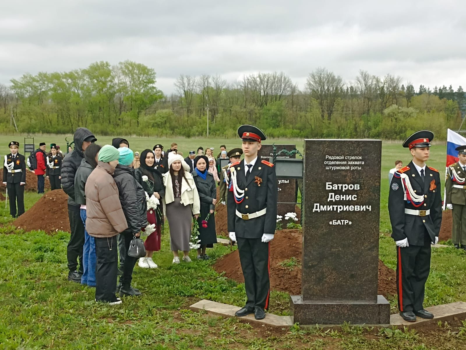 В Кукморе на Аллее Славы возложили цветы к могилам погибших в СВО