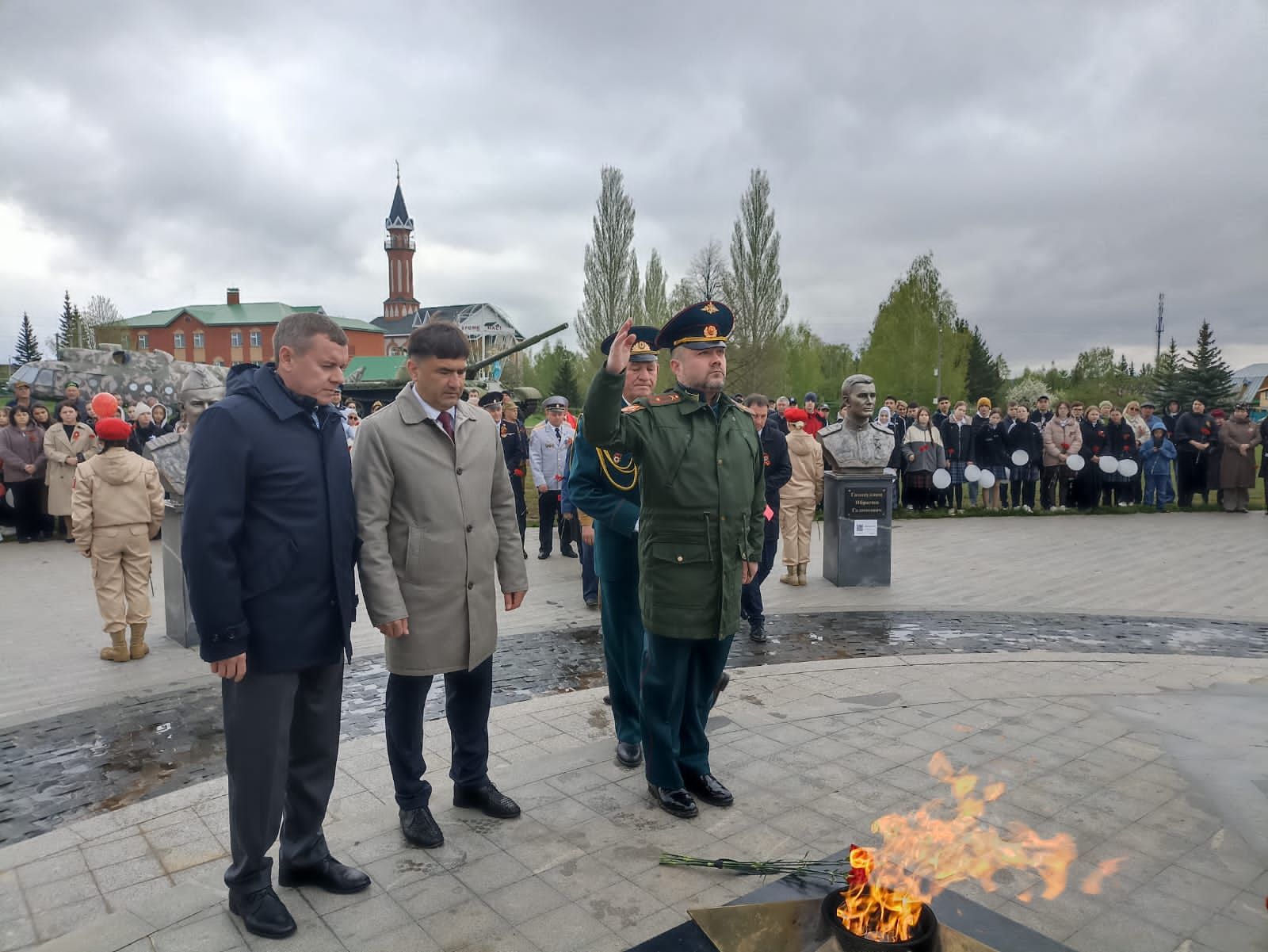 В Парке Победы Кукмора возложили цветы и венки к Вечному огню