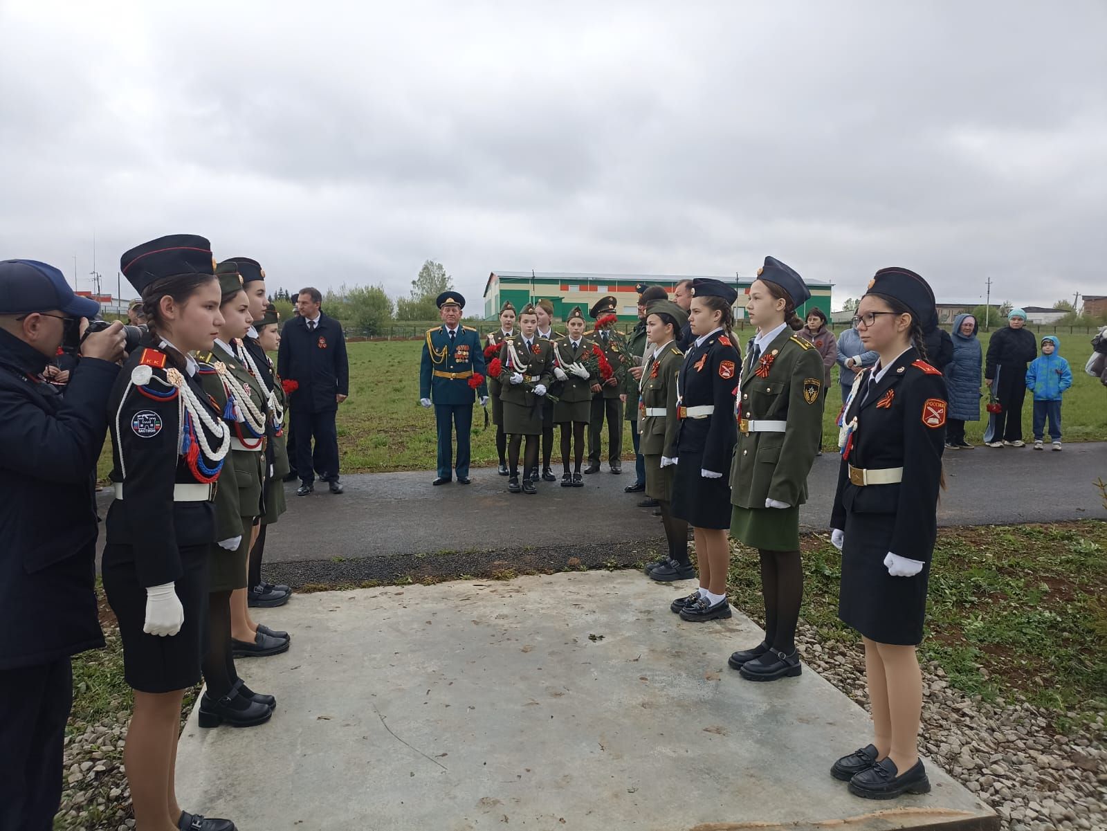 В Кукморе на Аллее Славы возложили цветы к могилам погибших в СВО