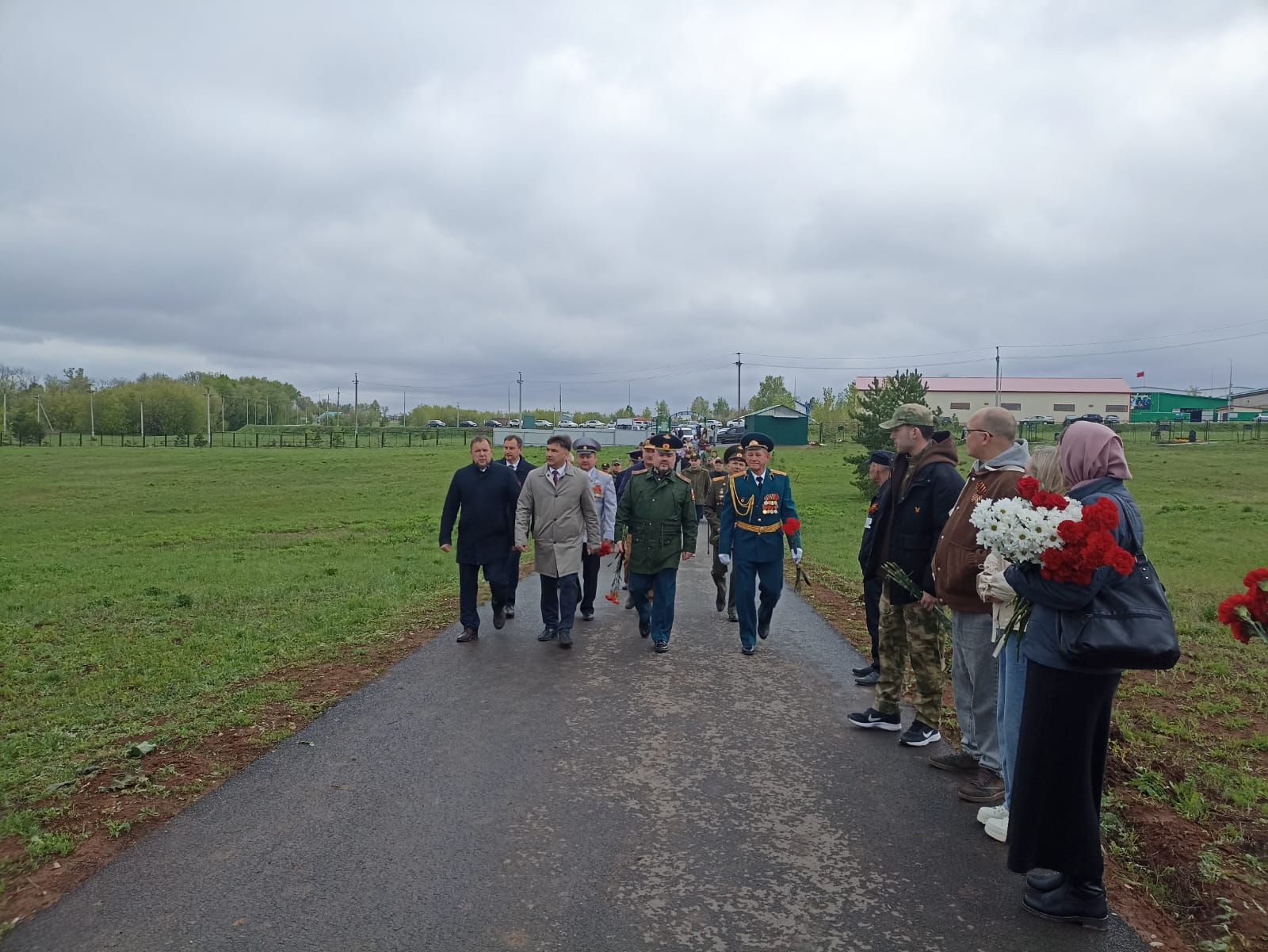 В Кукморе на Аллее Славы возложили цветы к могилам погибших в СВО