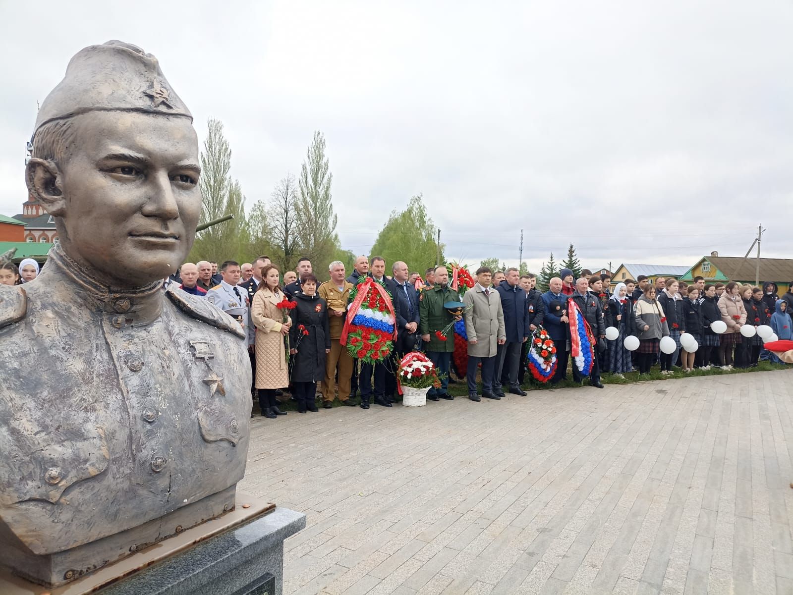 В Парке Победы Кукмора возложили цветы и венки к Вечному огню