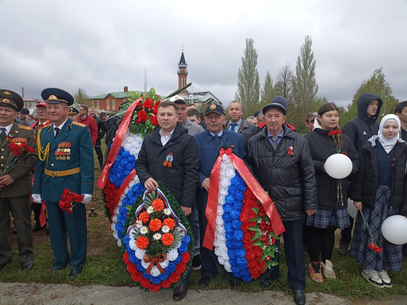 В Парке Победы Кукмора возложили цветы и венки к Вечному огню