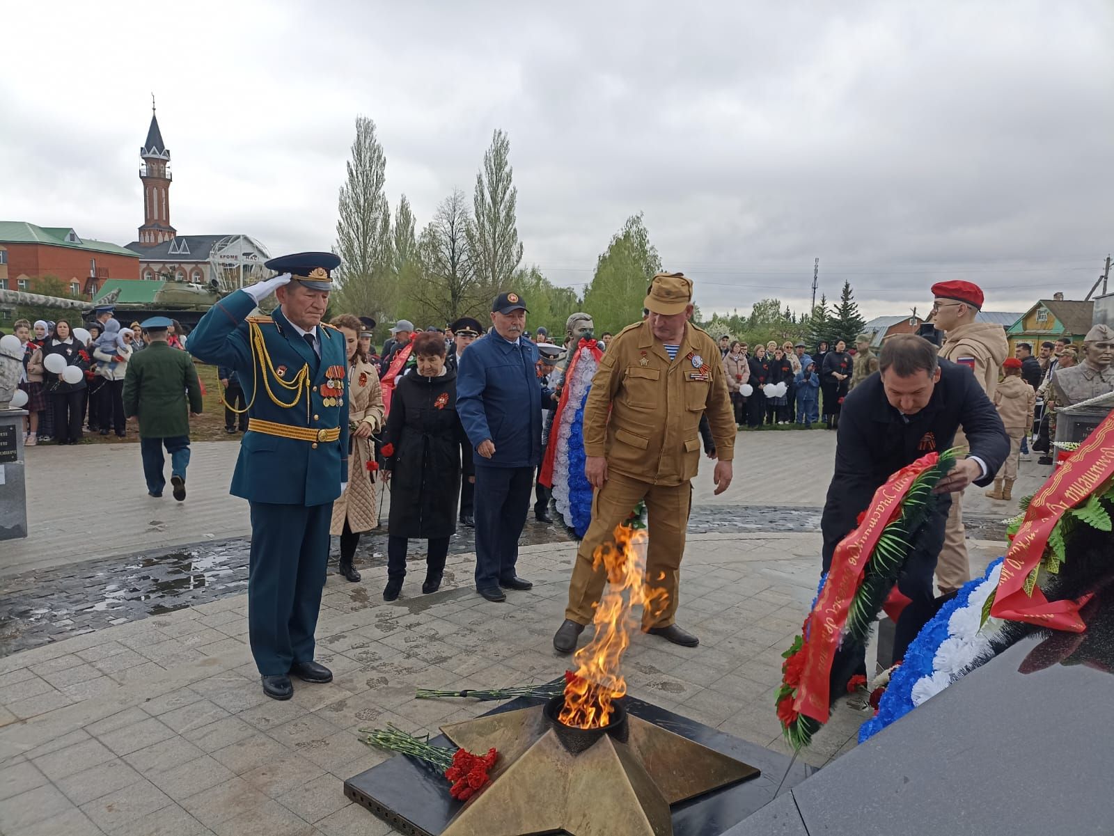 В Парке Победы Кукмора возложили цветы и венки к Вечному огню