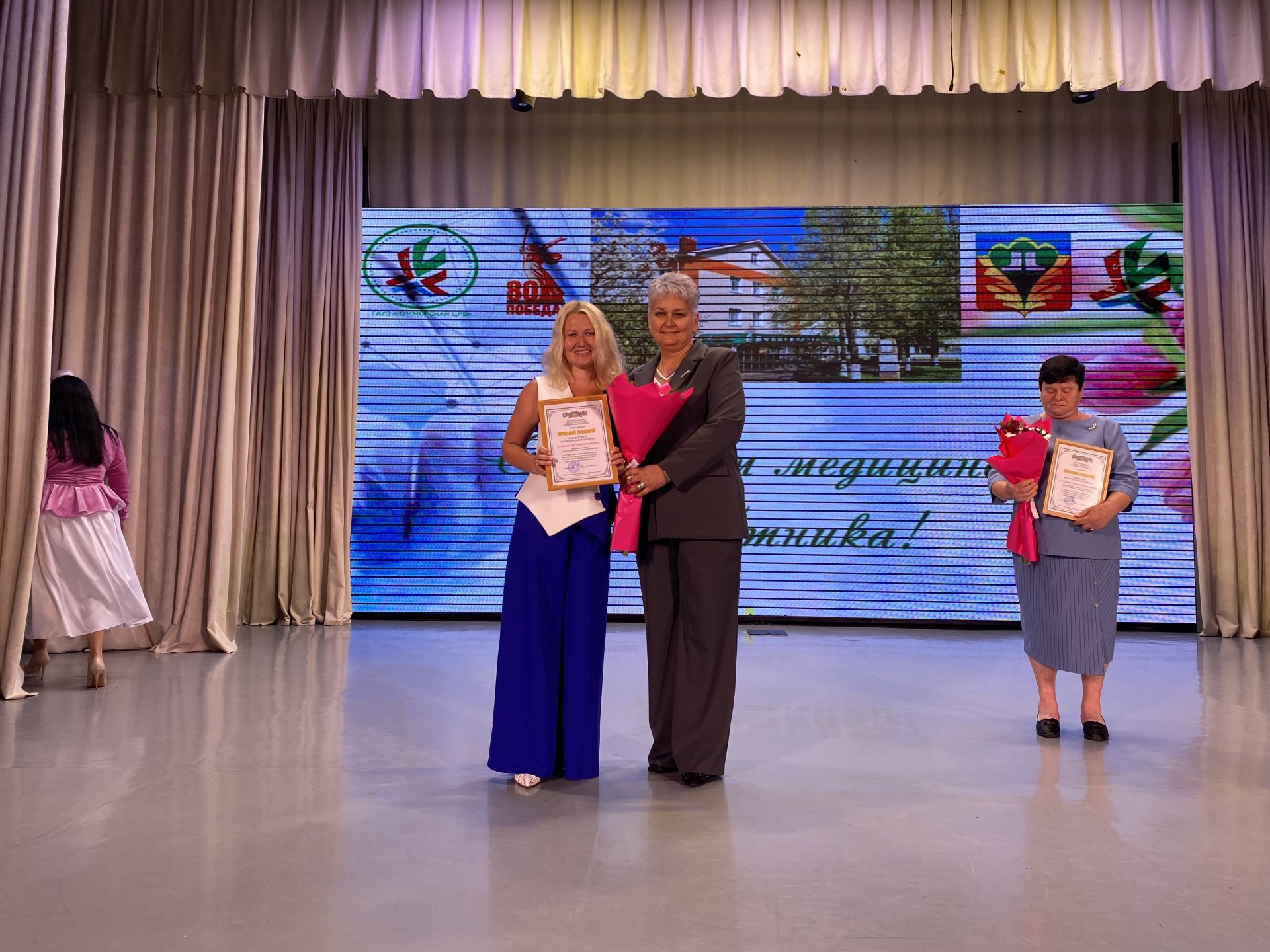 Кукмарада медицина хезмәткәрләре һөнәри бәйрәмнәрен билгеләп үтте