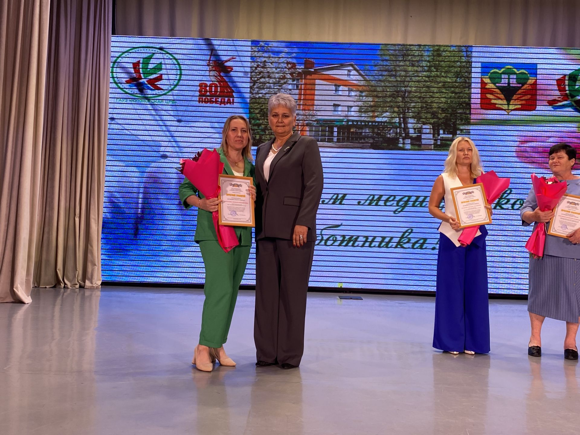 Кукмарада медицина хезмәткәрләре һөнәри бәйрәмнәрен билгеләп үтте