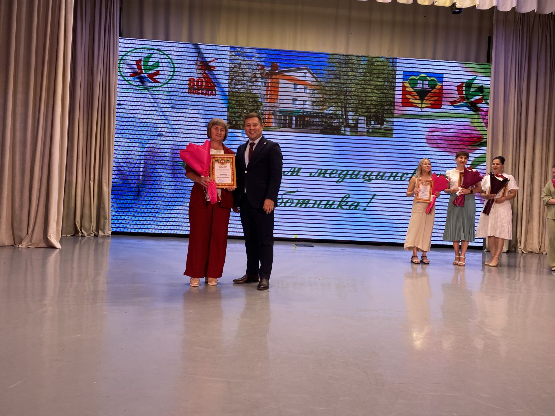 Кукмарада медицина хезмәткәрләре һөнәри бәйрәмнәрен билгеләп үтте
