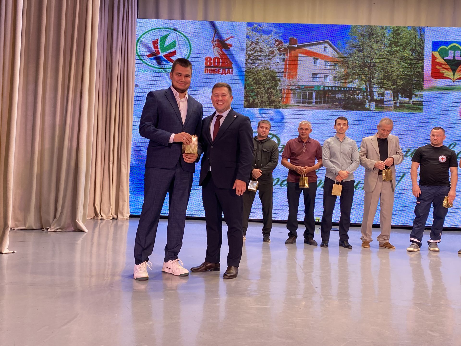 Кукмарада медицина хезмәткәрләре һөнәри бәйрәмнәрен билгеләп үтте