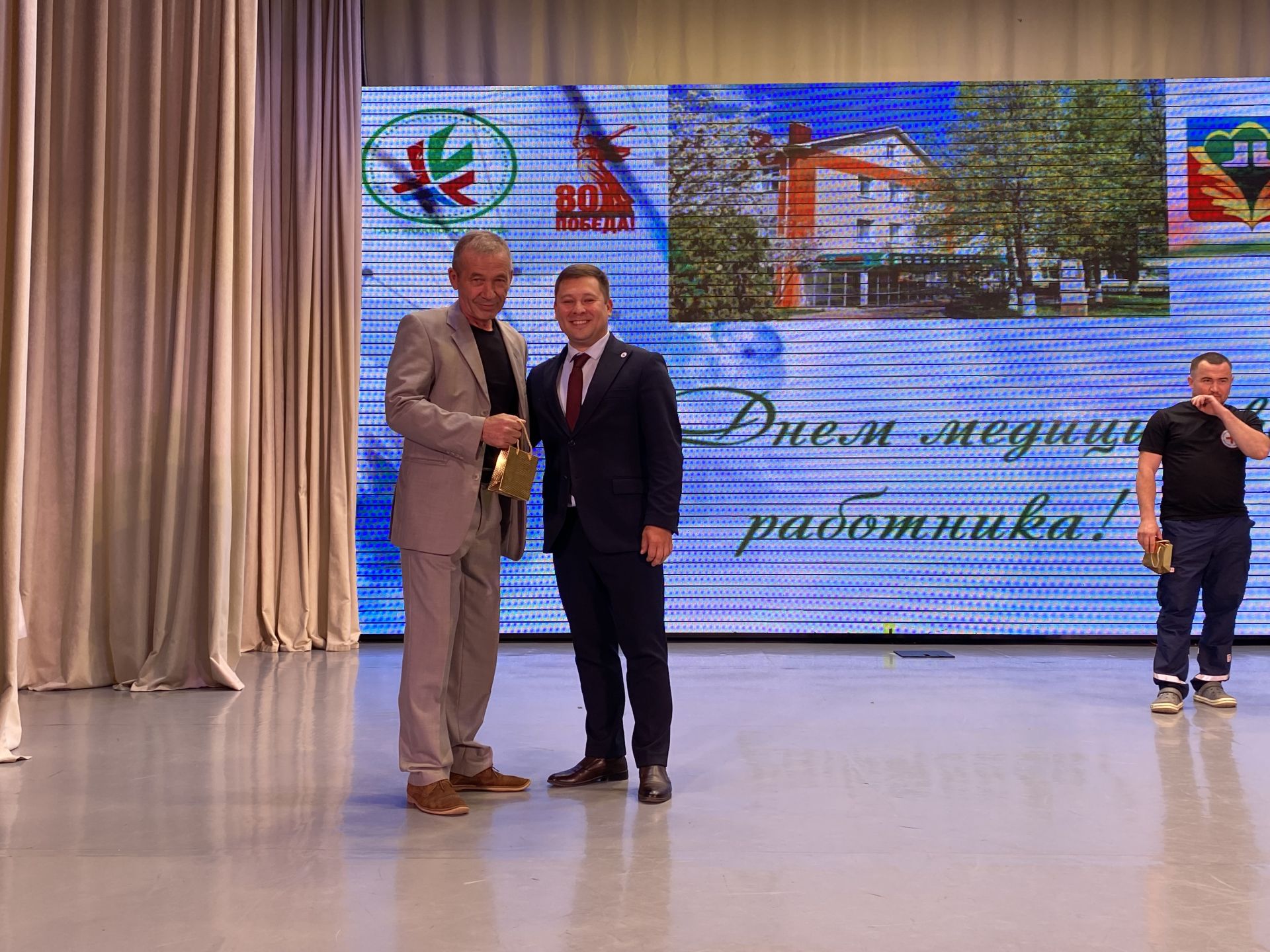 Кукмарада медицина хезмәткәрләре һөнәри бәйрәмнәрен билгеләп үтте
