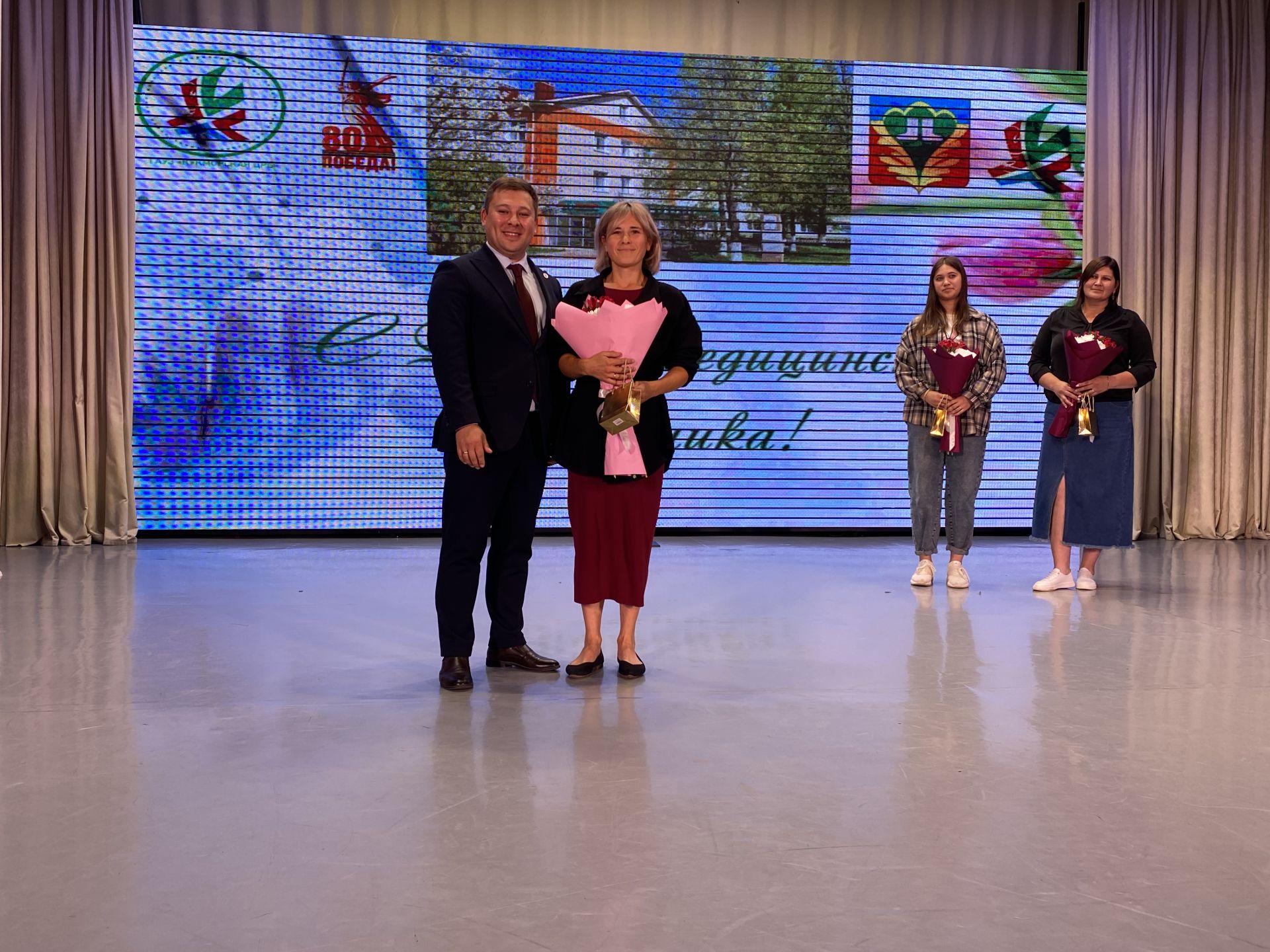 Кукмарада медицина хезмәткәрләре һөнәри бәйрәмнәрен билгеләп үтте