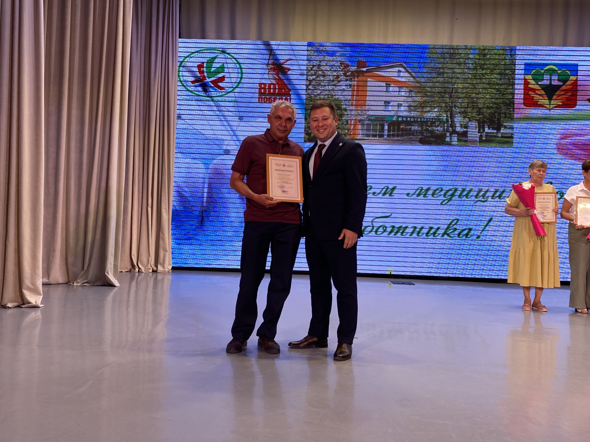 Кукмарада медицина хезмәткәрләре һөнәри бәйрәмнәрен билгеләп үтте