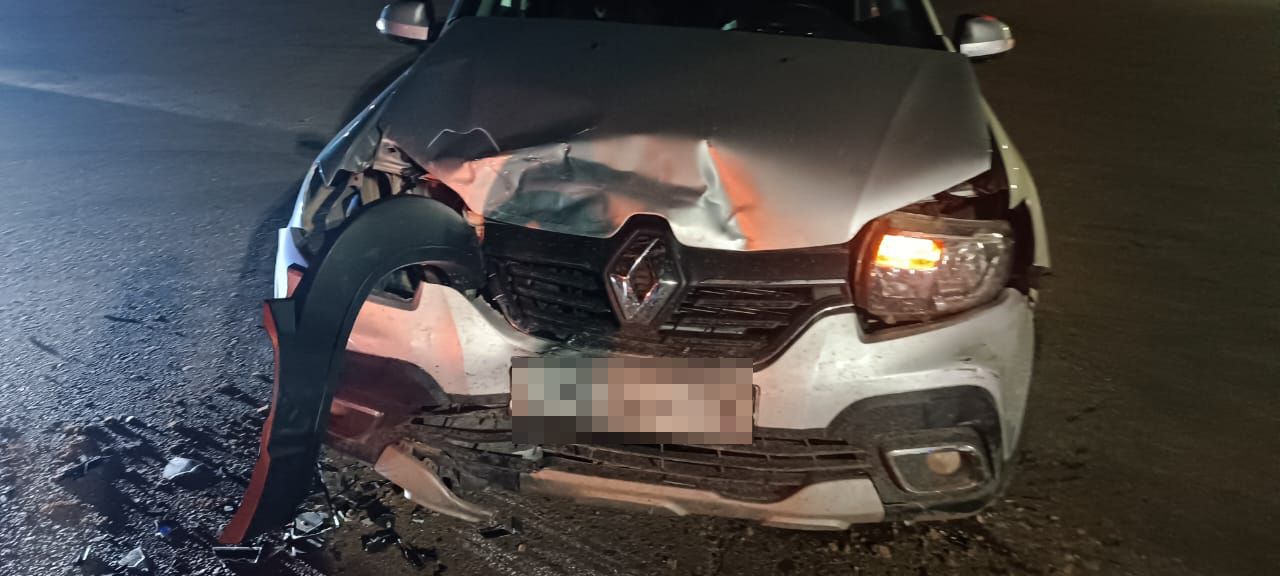 Кукмарада светофорда ике җиңел машина бәрелешкән, пассажирларның берсе зыян күргән
