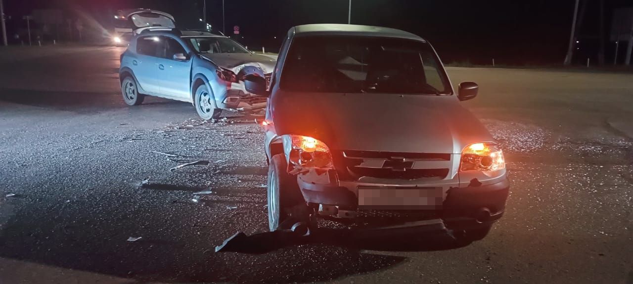Кукмарада светофорда ике җиңел машина бәрелешкән, пассажирларның берсе зыян күргән