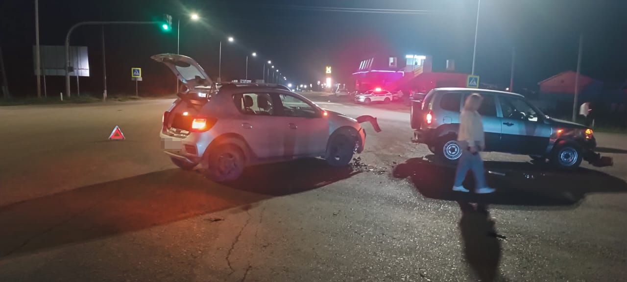 Кукмарада светофорда ике җиңел машина бәрелешкән, пассажирларның берсе зыян күргән