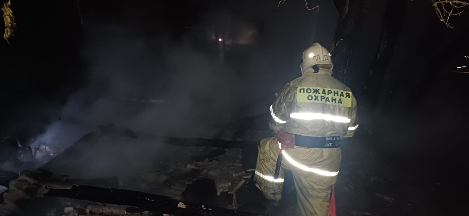В Кукморском районе ночью сгорело бесхозное строение