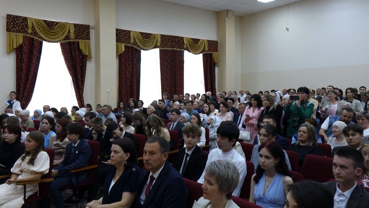 В Кукморе прошел выпускной бал