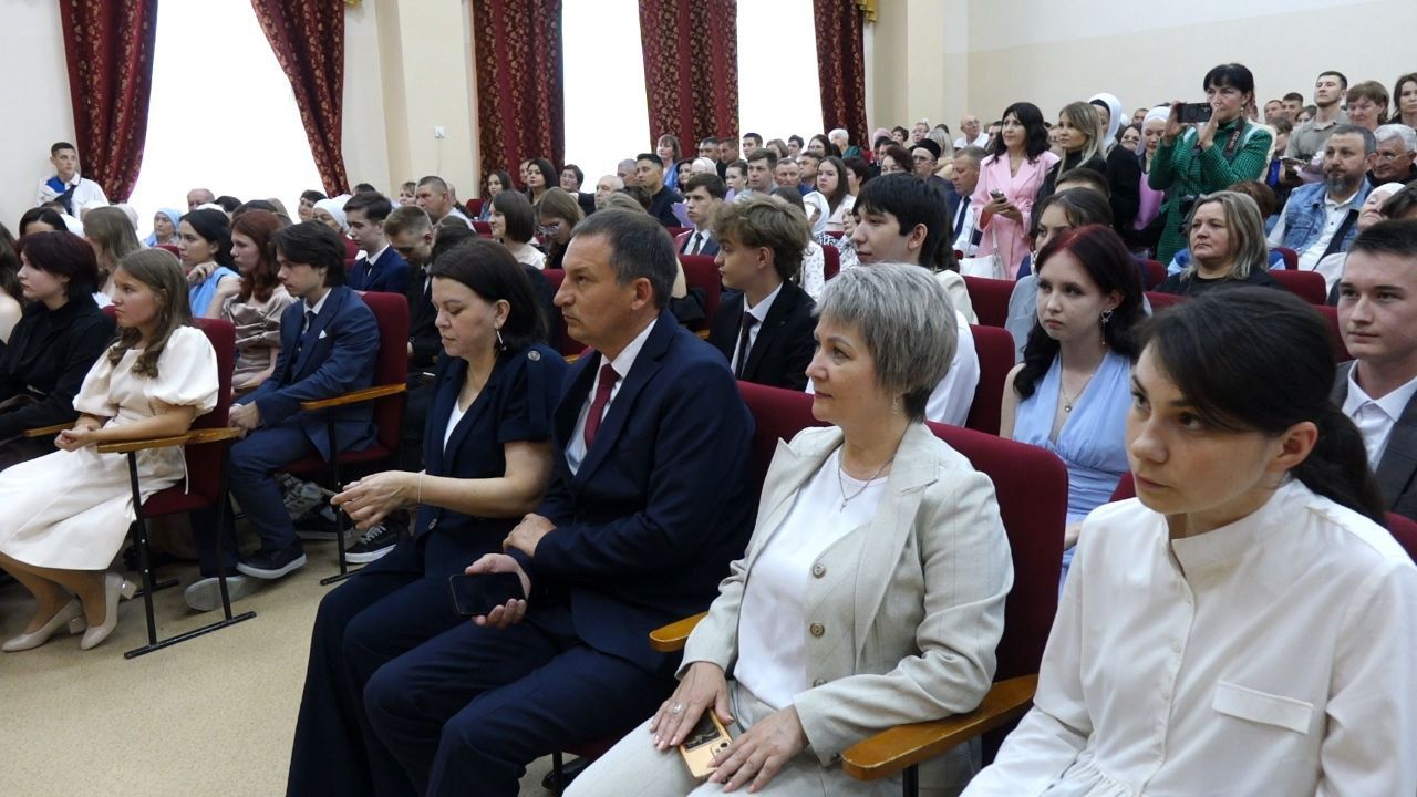 В Кукморе прошел выпускной бал