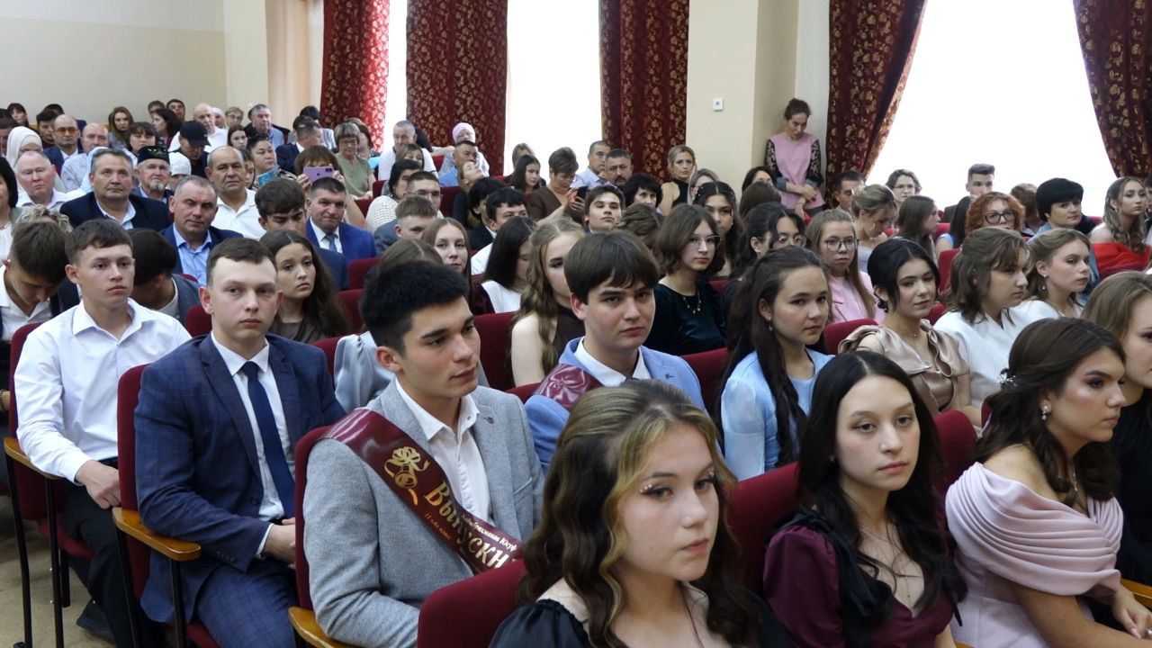 В Кукморе прошел выпускной бал