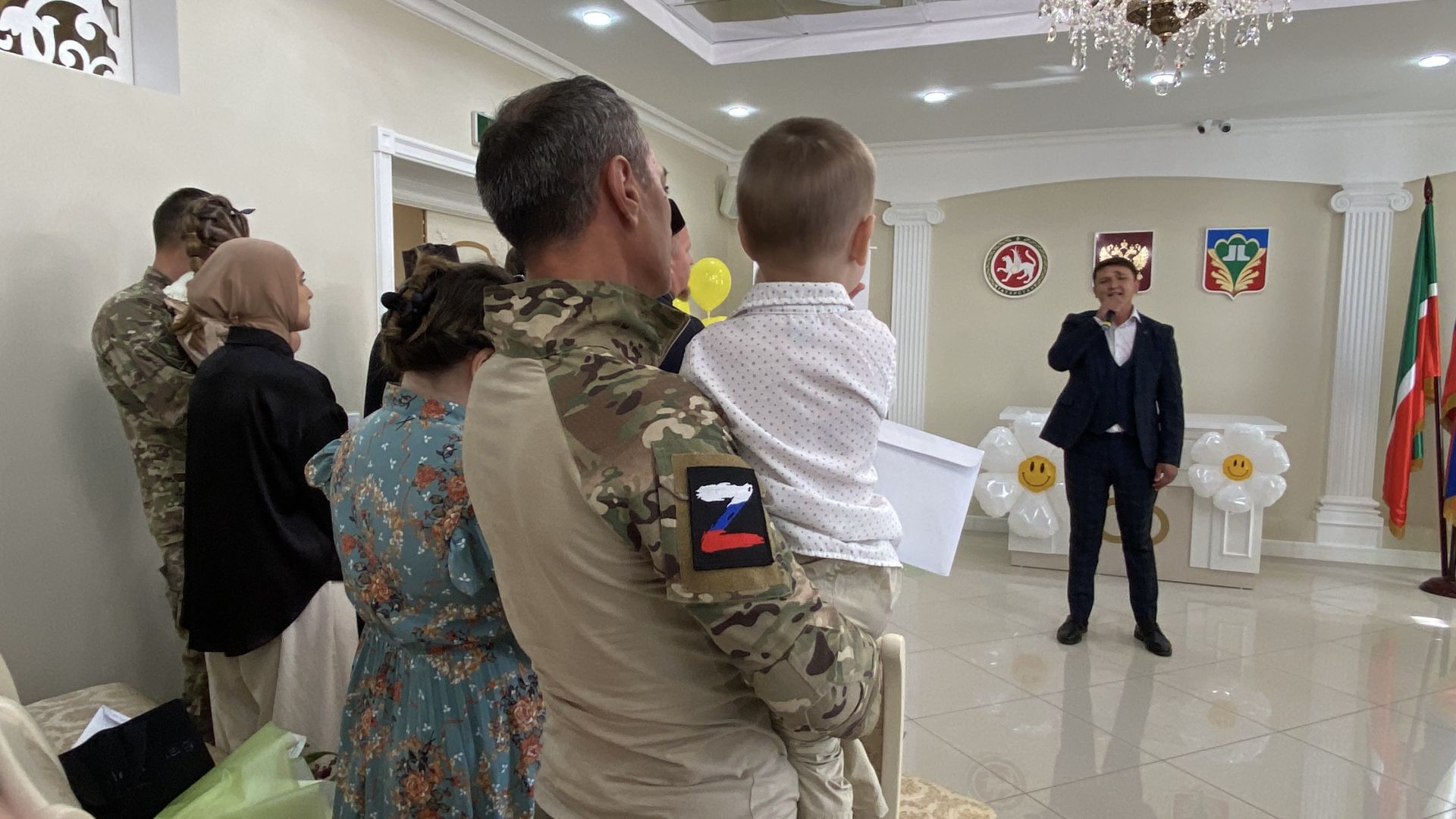 Район башлыгы Сергей Димитриев  район ЗАГС бүлегендә махсус хәрби операциядә катнашучы ир-егетләр белән очрашты