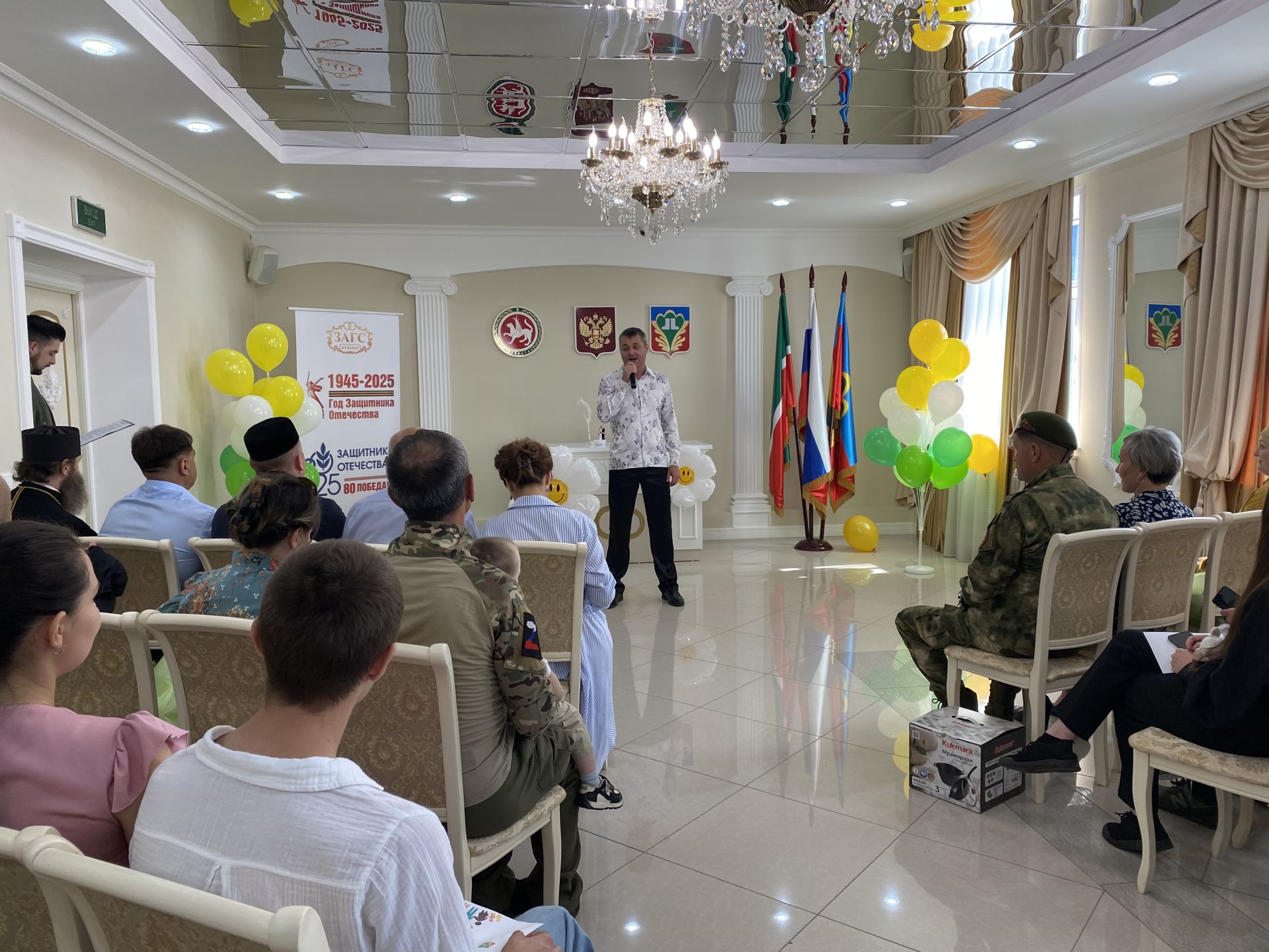 Район башлыгы Сергей Димитриев  район ЗАГС бүлегендә махсус хәрби операциядә катнашучы ир-егетләр белән очрашты