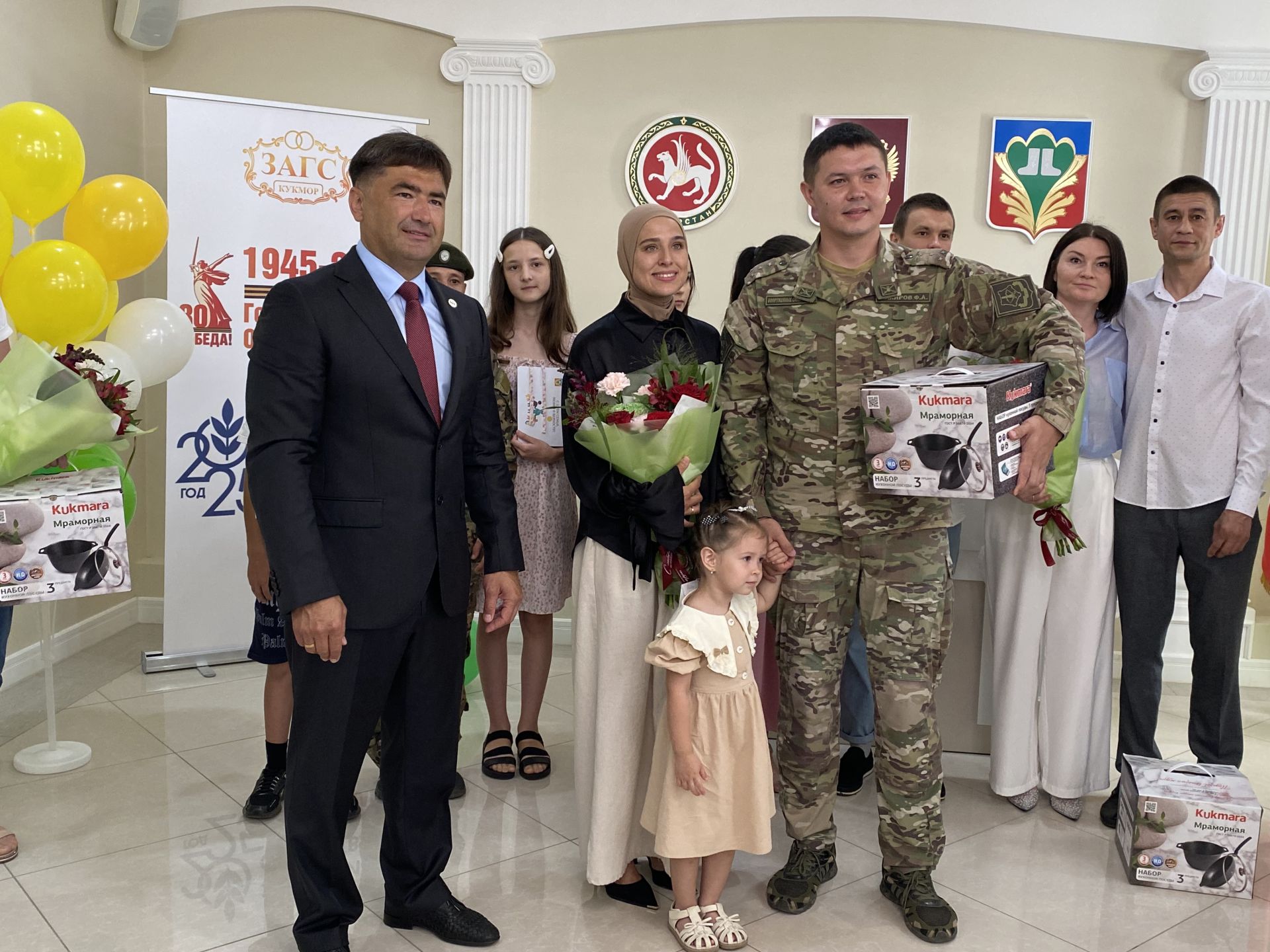 Район башлыгы Сергей Димитриев  район ЗАГС бүлегендә махсус хәрби операциядә катнашучы ир-егетләр белән очрашты