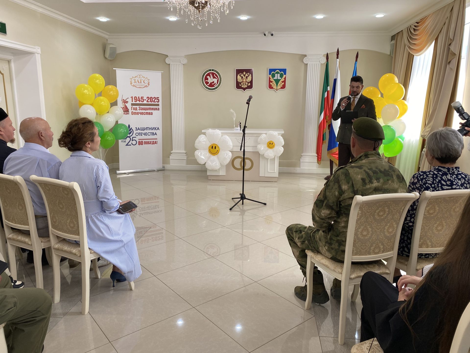 Район башлыгы Сергей Димитриев  район ЗАГС бүлегендә махсус хәрби операциядә катнашучы ир-егетләр белән очрашты