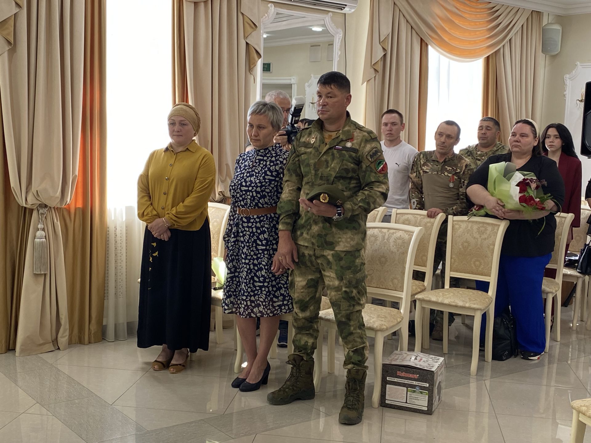 Район башлыгы Сергей Димитриев  район ЗАГС бүлегендә махсус хәрби операциядә катнашучы ир-егетләр белән очрашты