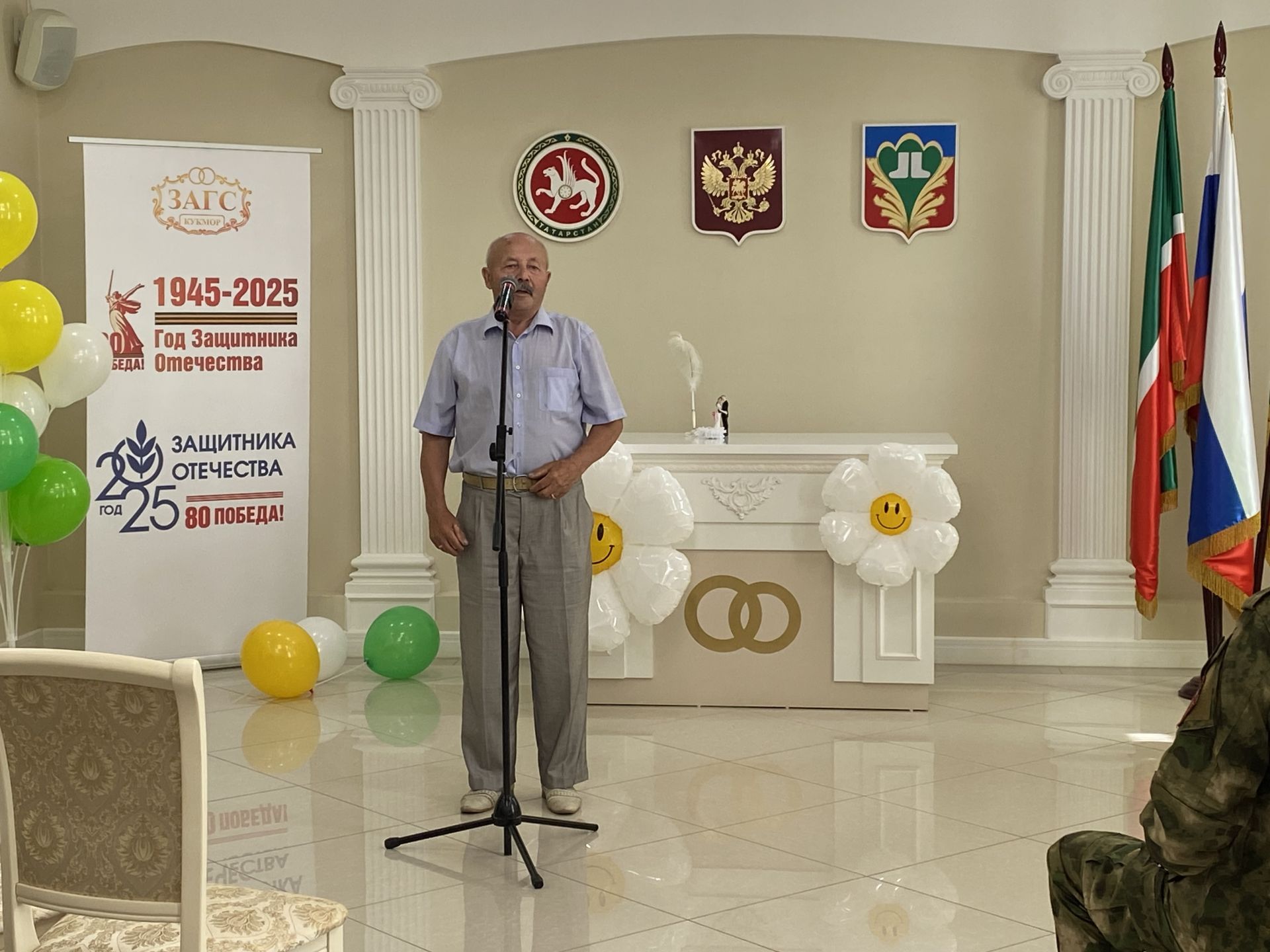 Район башлыгы Сергей Димитриев  район ЗАГС бүлегендә махсус хәрби операциядә катнашучы ир-егетләр белән очрашты