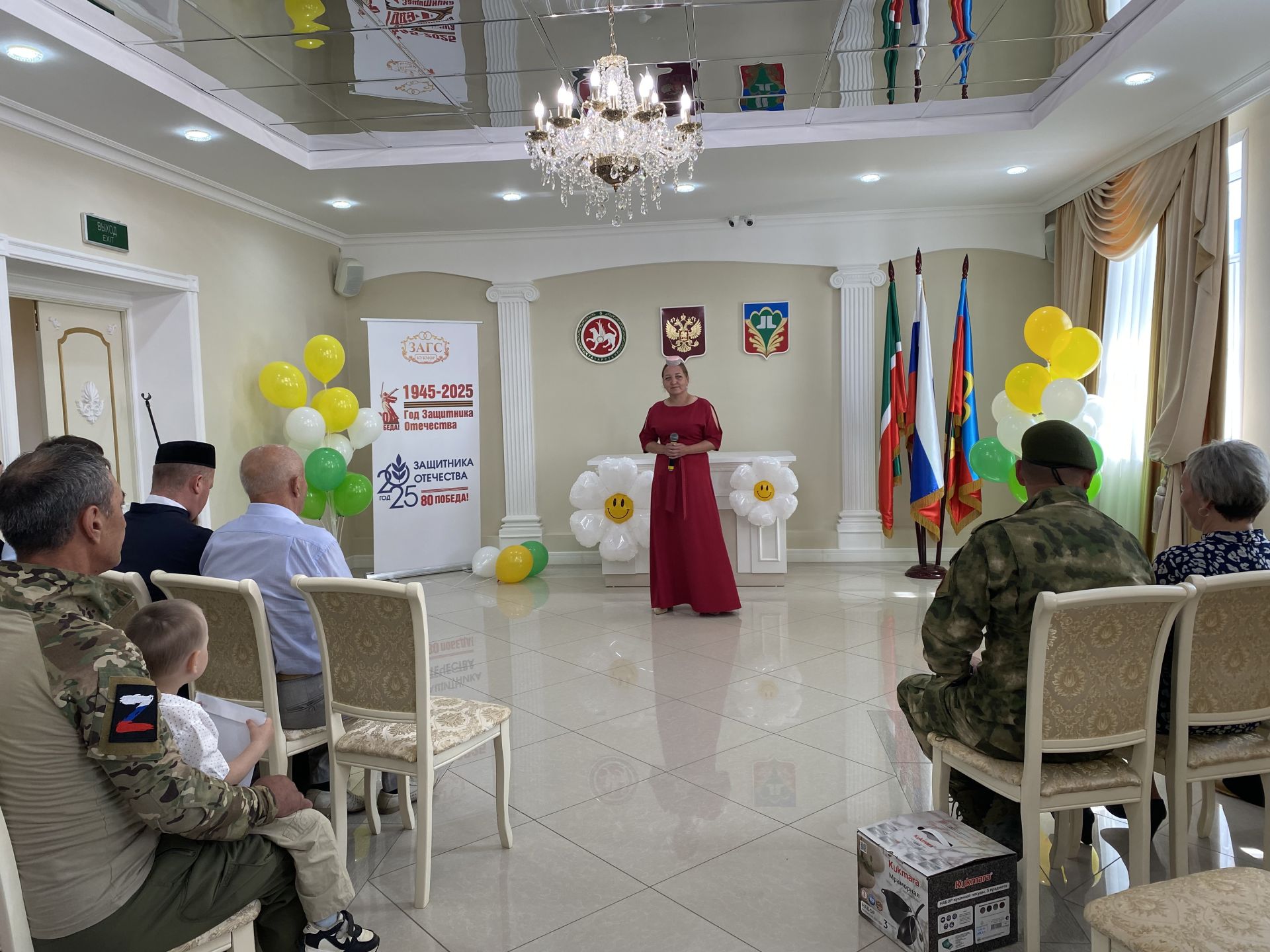 Район башлыгы Сергей Димитриев  район ЗАГС бүлегендә махсус хәрби операциядә катнашучы ир-егетләр белән очрашты