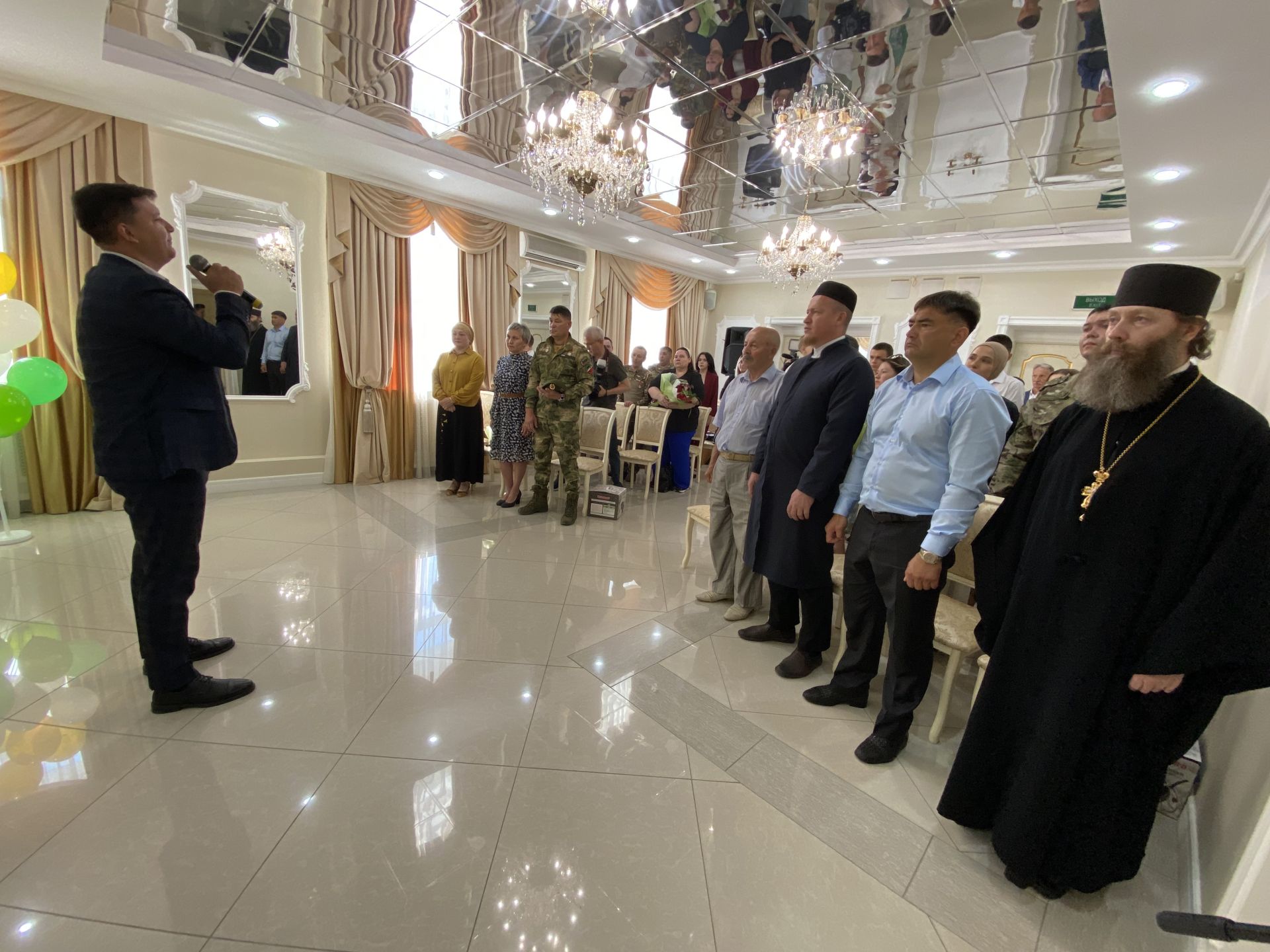 Район башлыгы Сергей Димитриев  район ЗАГС бүлегендә махсус хәрби операциядә катнашучы ир-егетләр белән очрашты