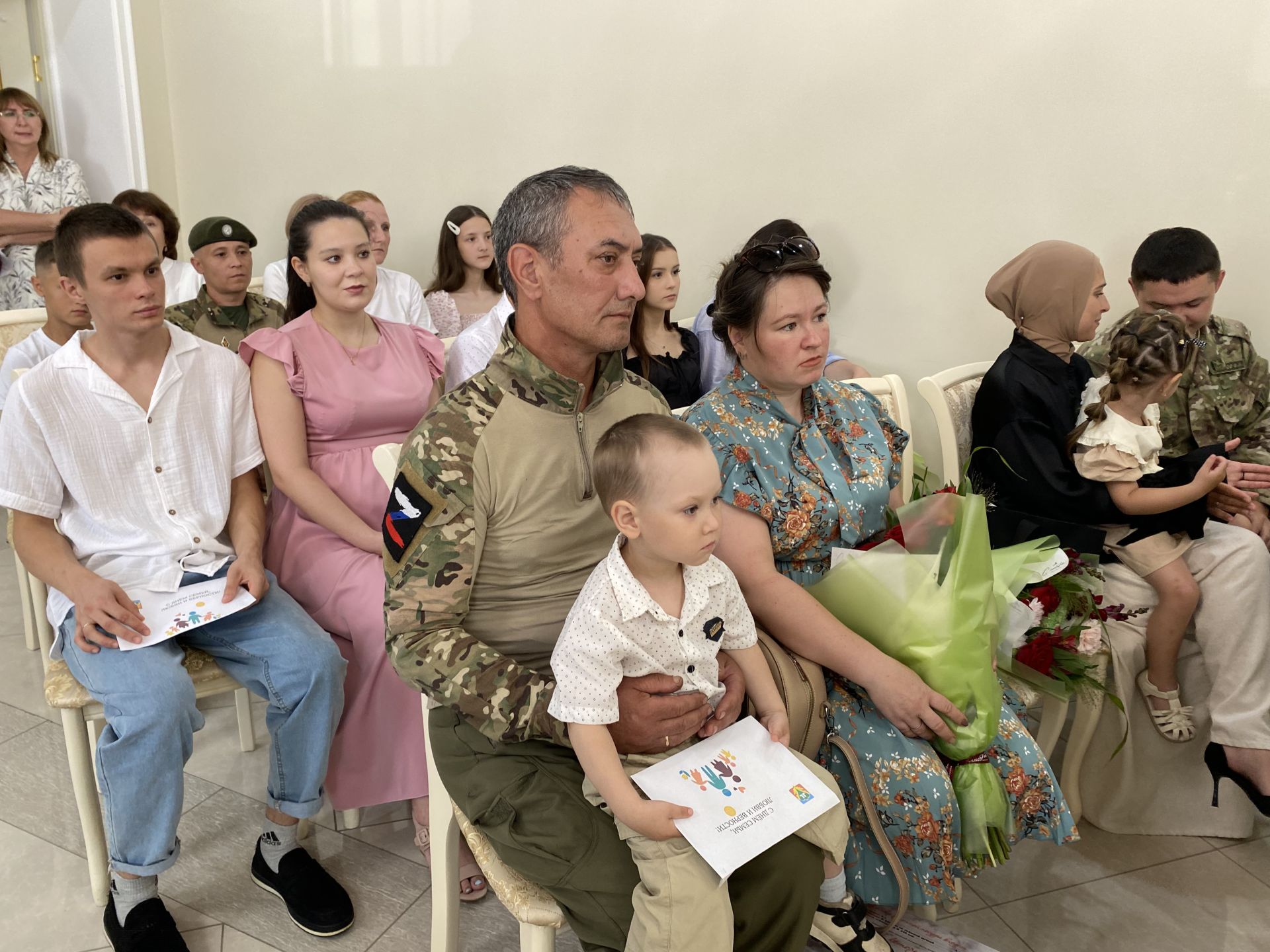 Район башлыгы Сергей Димитриев  район ЗАГС бүлегендә махсус хәрби операциядә катнашучы ир-егетләр белән очрашты