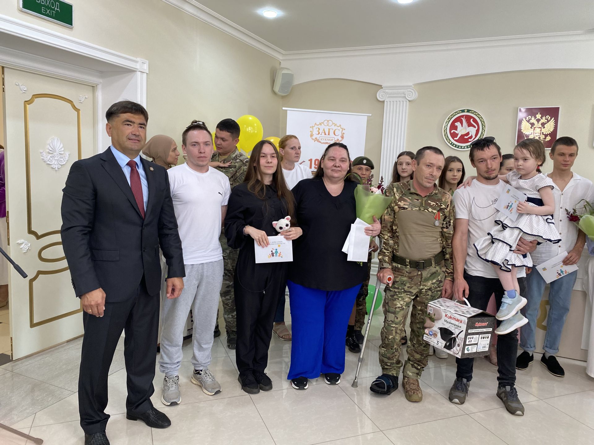 Район башлыгы Сергей Димитриев  район ЗАГС бүлегендә махсус хәрби операциядә катнашучы ир-егетләр белән очрашты