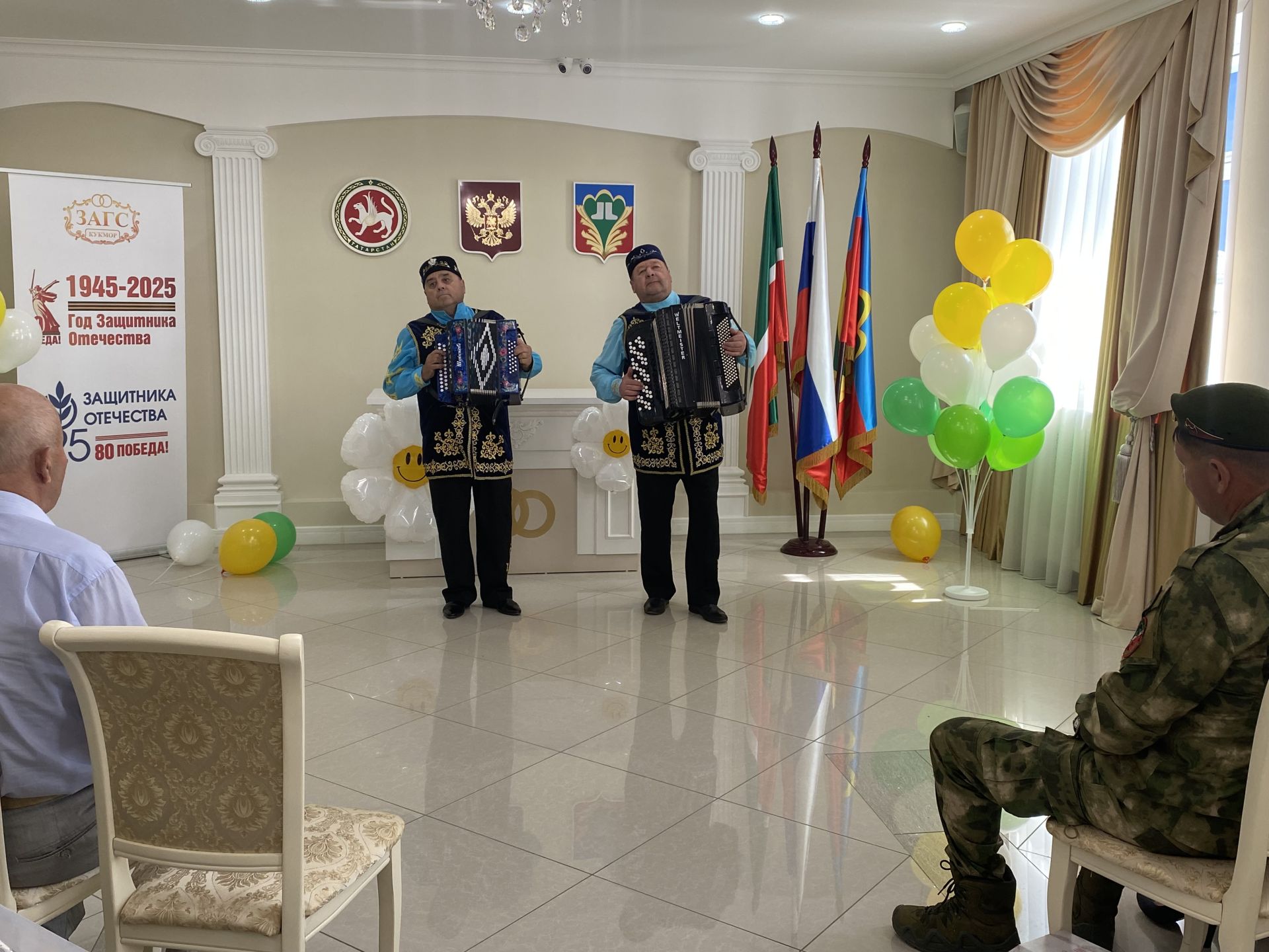 Район башлыгы Сергей Димитриев  район ЗАГС бүлегендә махсус хәрби операциядә катнашучы ир-егетләр белән очрашты