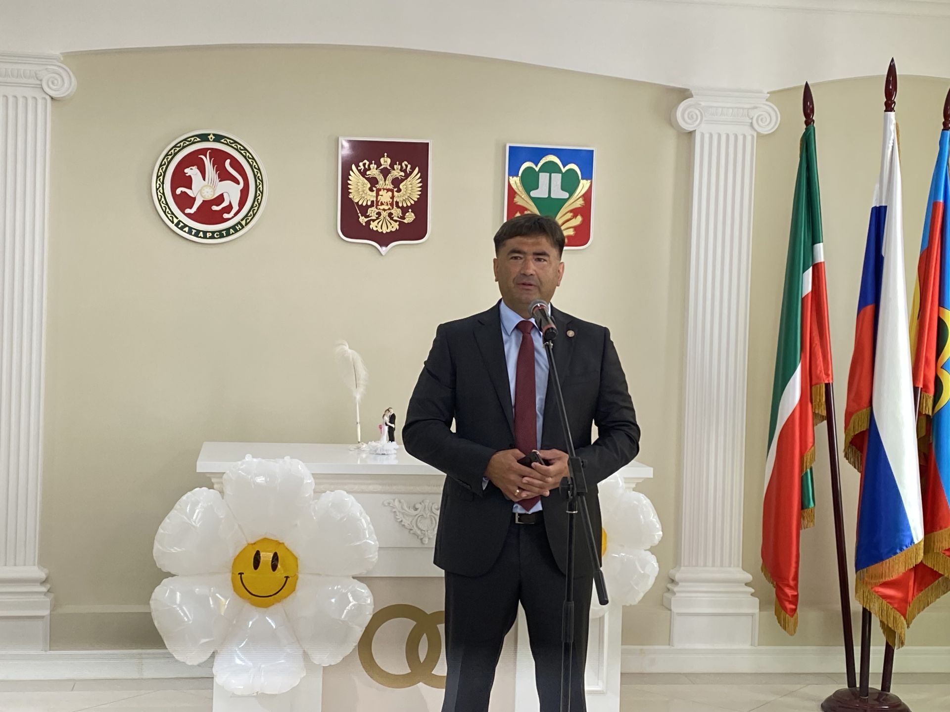Район башлыгы Сергей Димитриев  район ЗАГС бүлегендә махсус хәрби операциядә катнашучы ир-егетләр белән очрашты