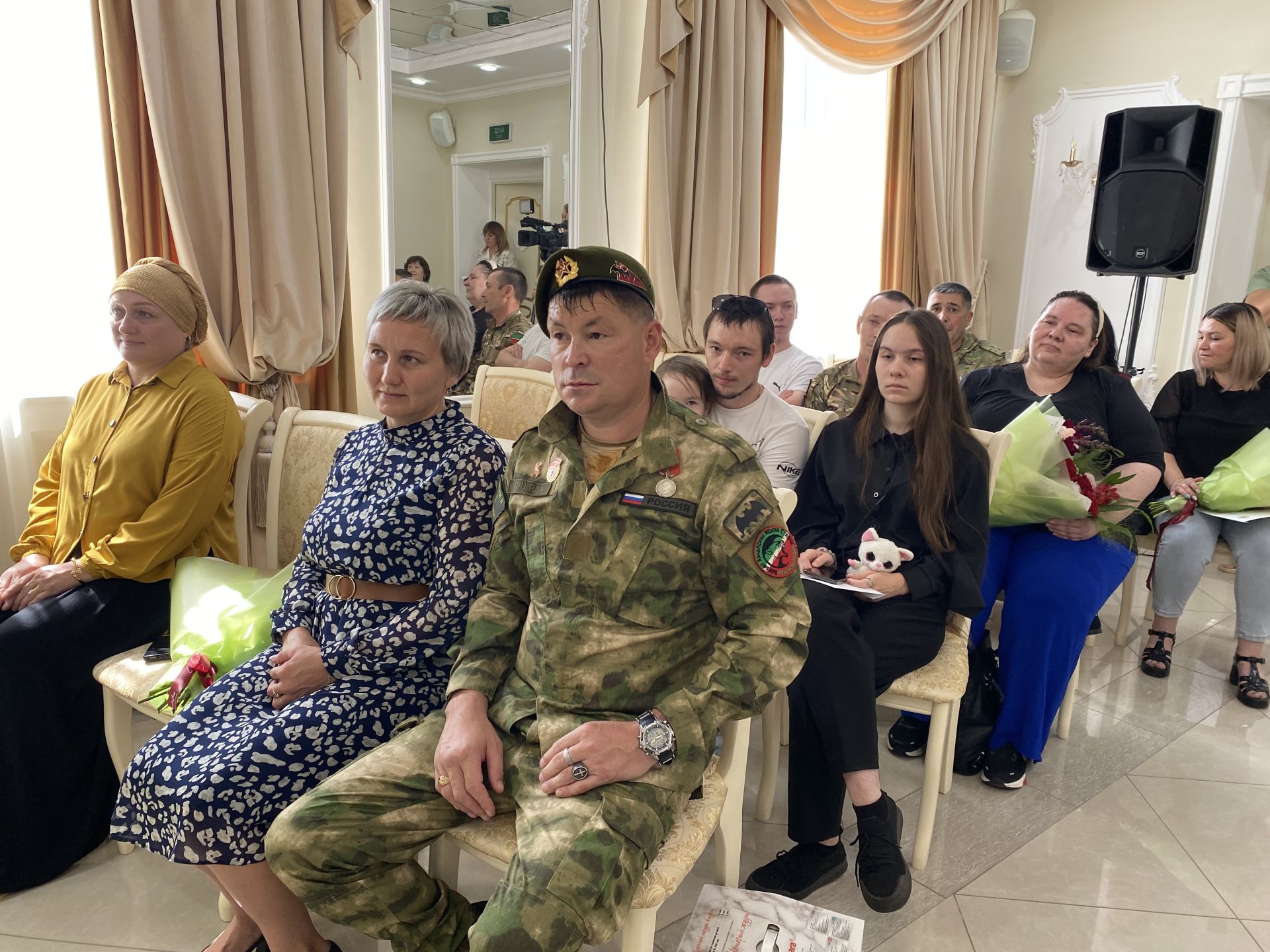 Район башлыгы Сергей Димитриев  район ЗАГС бүлегендә махсус хәрби операциядә катнашучы ир-егетләр белән очрашты