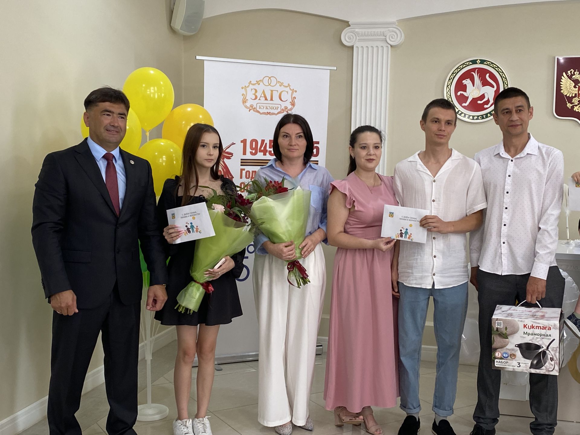 Район башлыгы Сергей Димитриев  район ЗАГС бүлегендә махсус хәрби операциядә катнашучы ир-егетләр белән очрашты