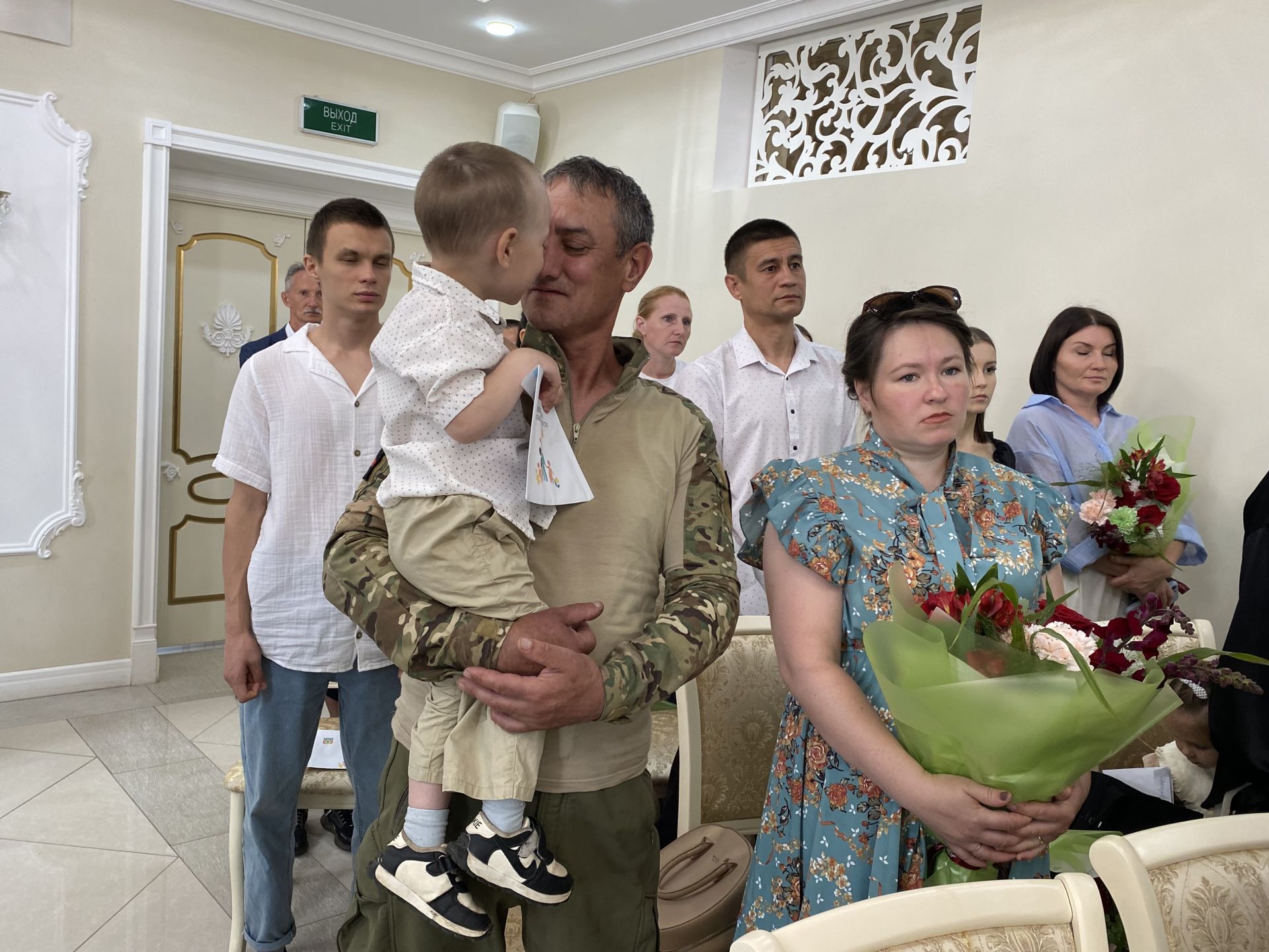 Район башлыгы Сергей Димитриев  район ЗАГС бүлегендә махсус хәрби операциядә катнашучы ир-егетләр белән очрашты