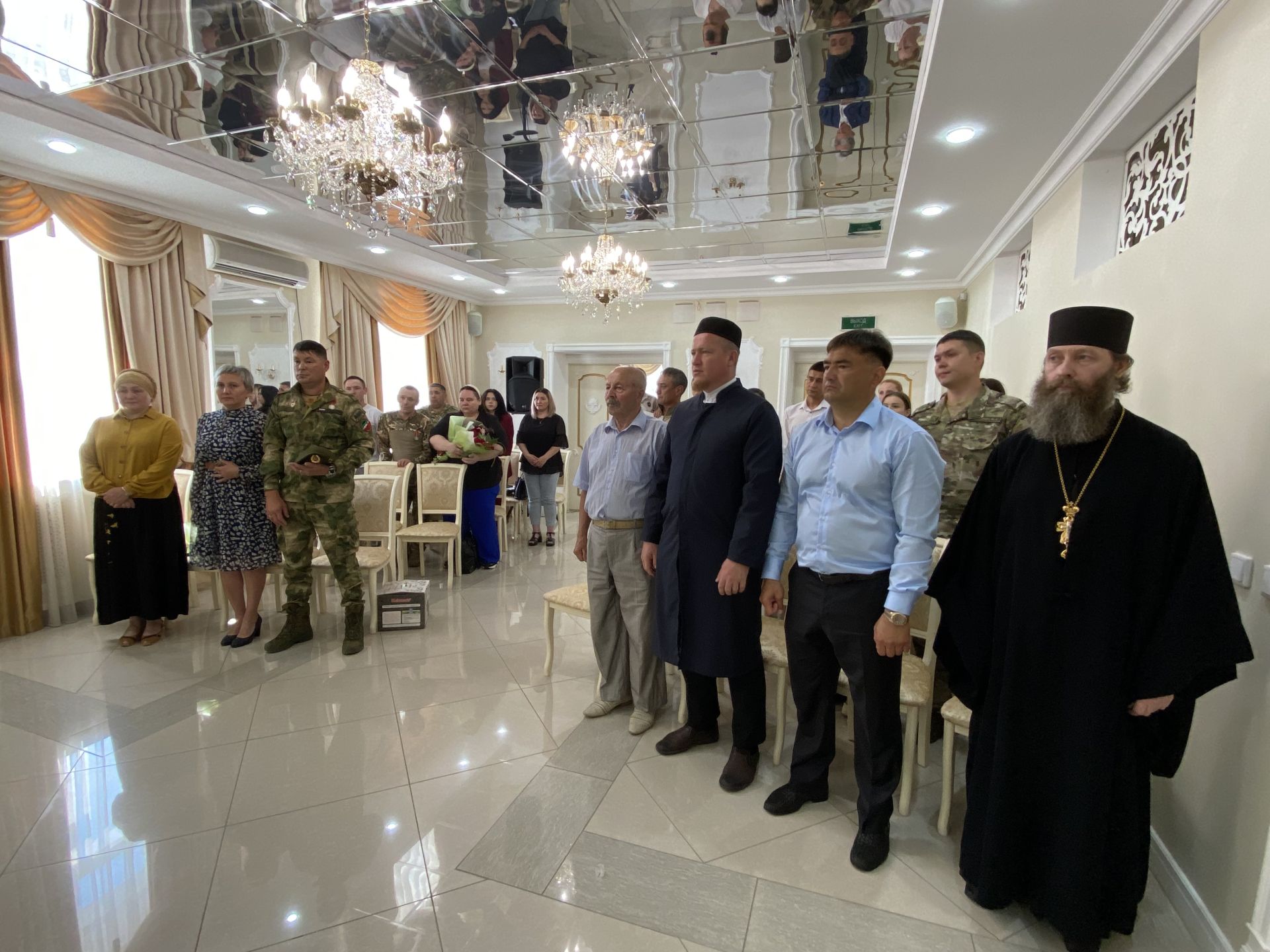 Район башлыгы Сергей Димитриев  район ЗАГС бүлегендә махсус хәрби операциядә катнашучы ир-егетләр белән очрашты