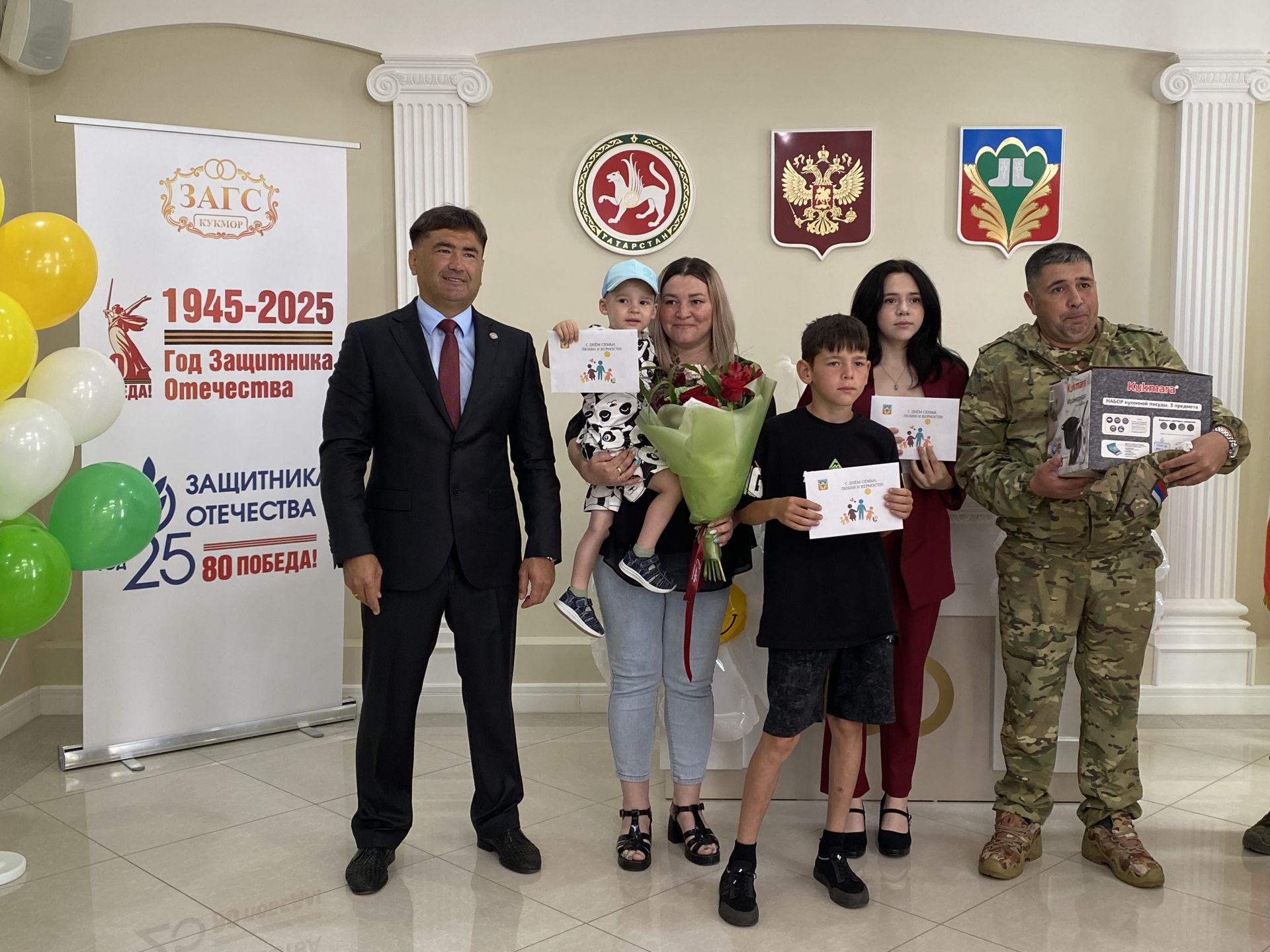Район башлыгы Сергей Димитриев  район ЗАГС бүлегендә махсус хәрби операциядә катнашучы ир-егетләр белән очрашты