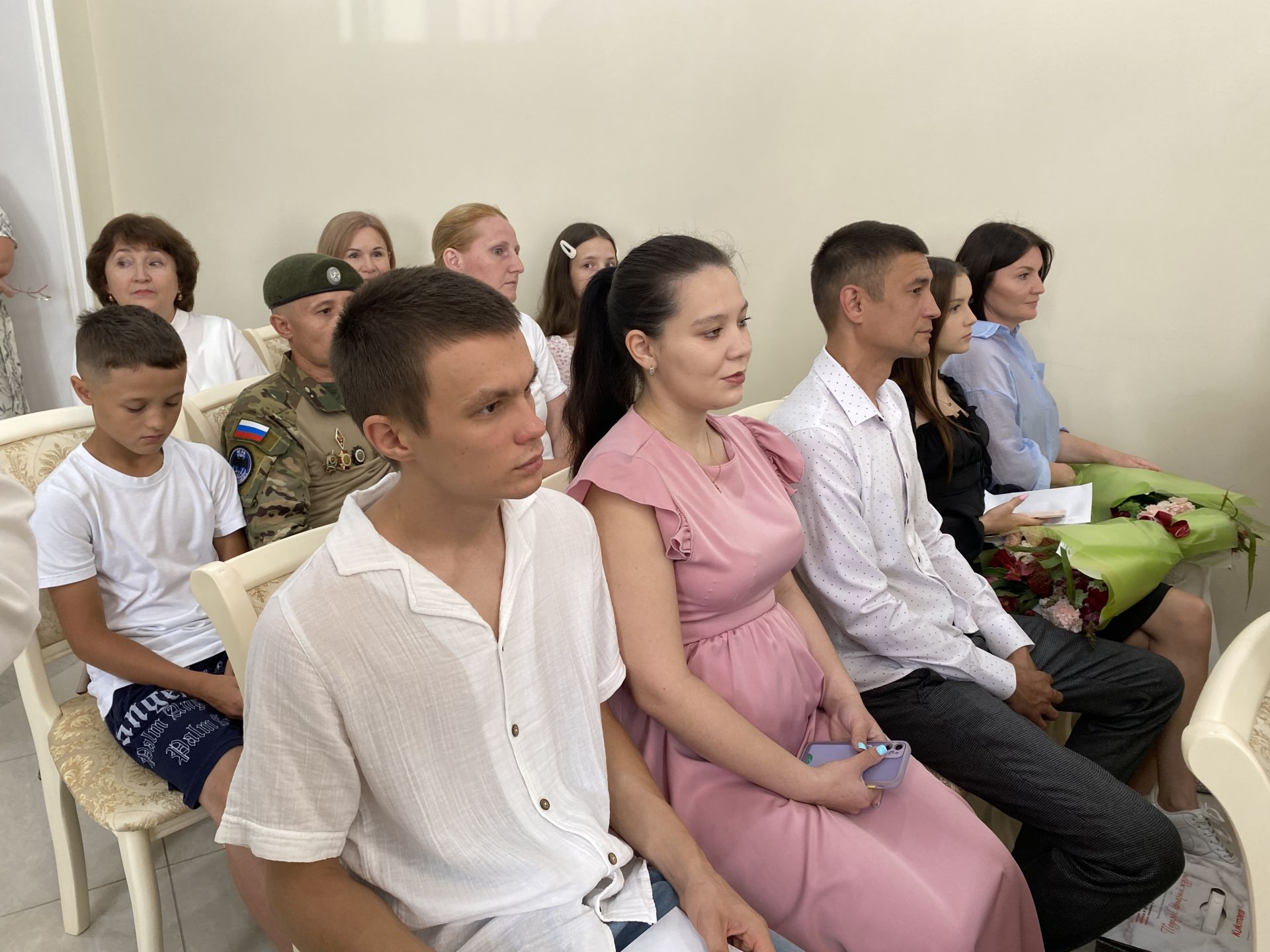 Район башлыгы Сергей Димитриев  район ЗАГС бүлегендә махсус хәрби операциядә катнашучы ир-егетләр белән очрашты