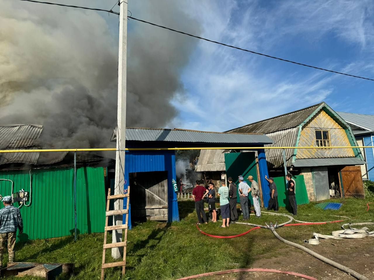 В Кукморском районе огонь уничтожил дом и хозяйственные постройки