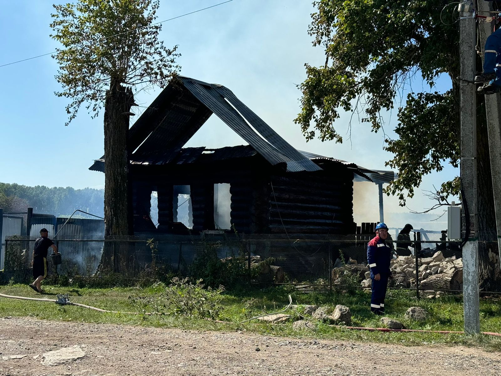 Житель Кукморского района спас маленького ребенка от пожара