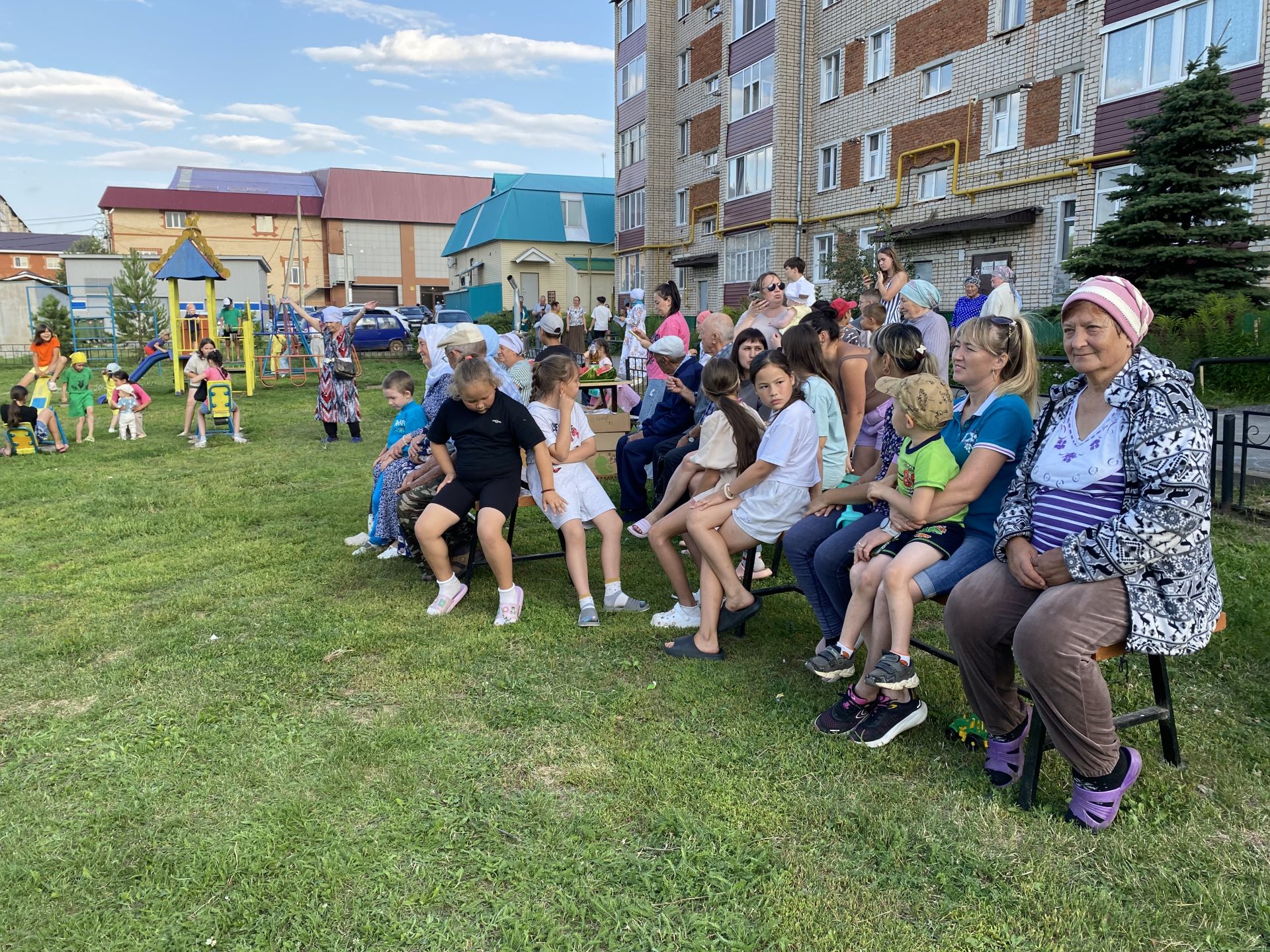 Кукмарада «Дус күршеләр» дип исемләнгән ишегалды бәйрәме узды