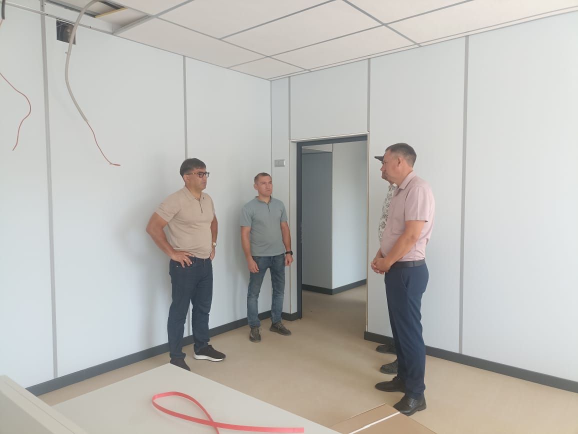 Кукмара районы башлыгы Сергей Димитриев төзелеш мәйданчыкларында булып кайтты