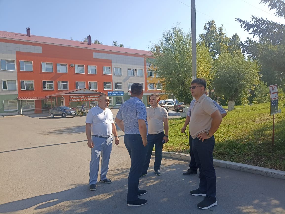 Кукмара районы башлыгы Сергей Димитриев төзелеш мәйданчыкларында булып кайтты